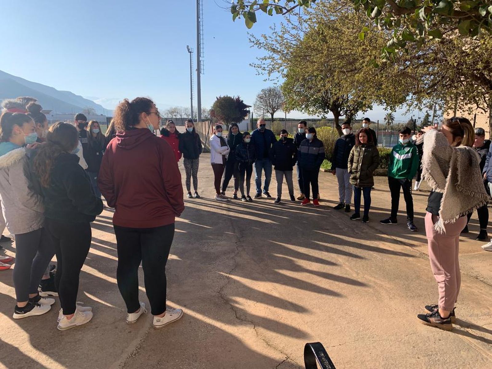 Escolares de Pinos Puente, durante la actividad para mejorar el entorno.