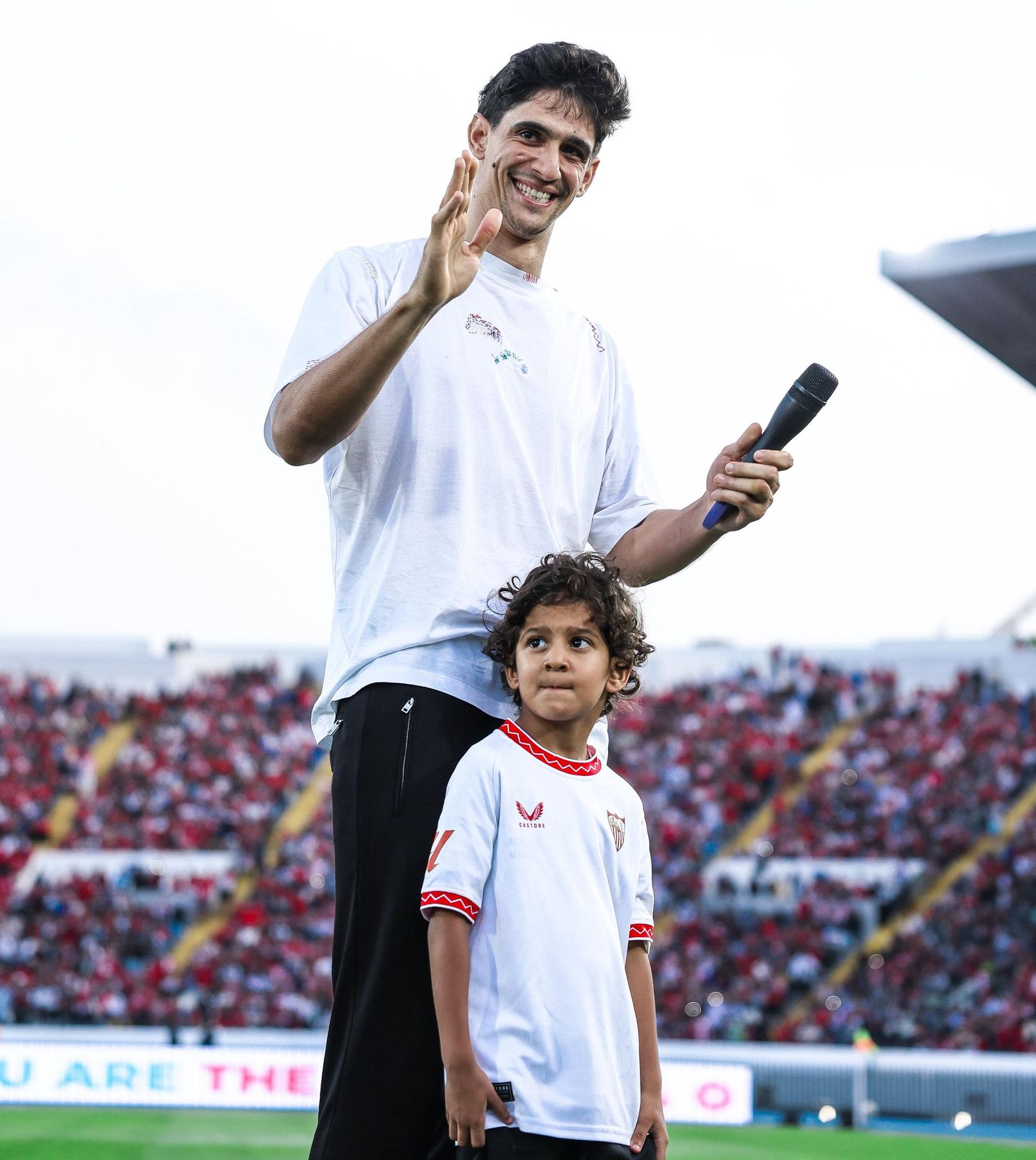 Bono recibe junto a su hijo el homenaje del Wydad en el estadio Mohamed V.