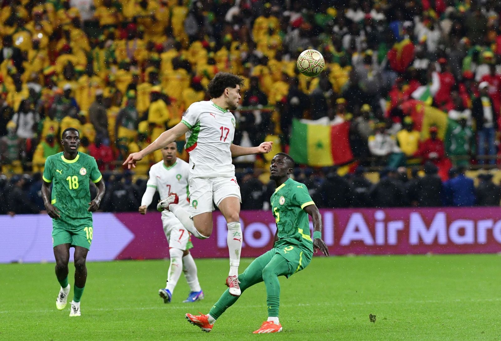 Abde golpea la pelota de cabeza en un lance de la final ante Senegal.