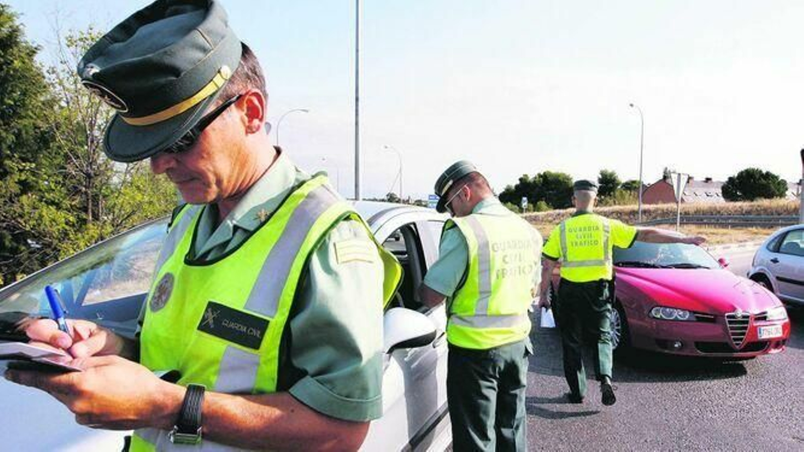 Efectivos de la Guardia Civil en un control de tráfico.