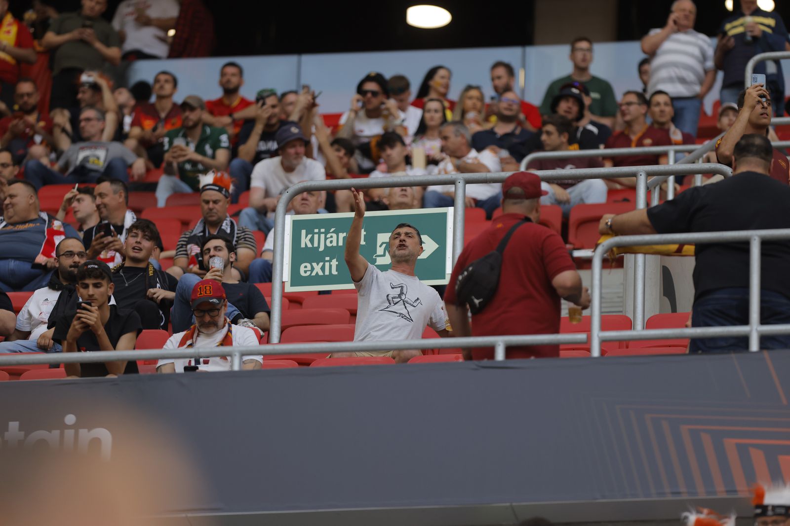 Búscate en las fotos del Sevilla-Roma