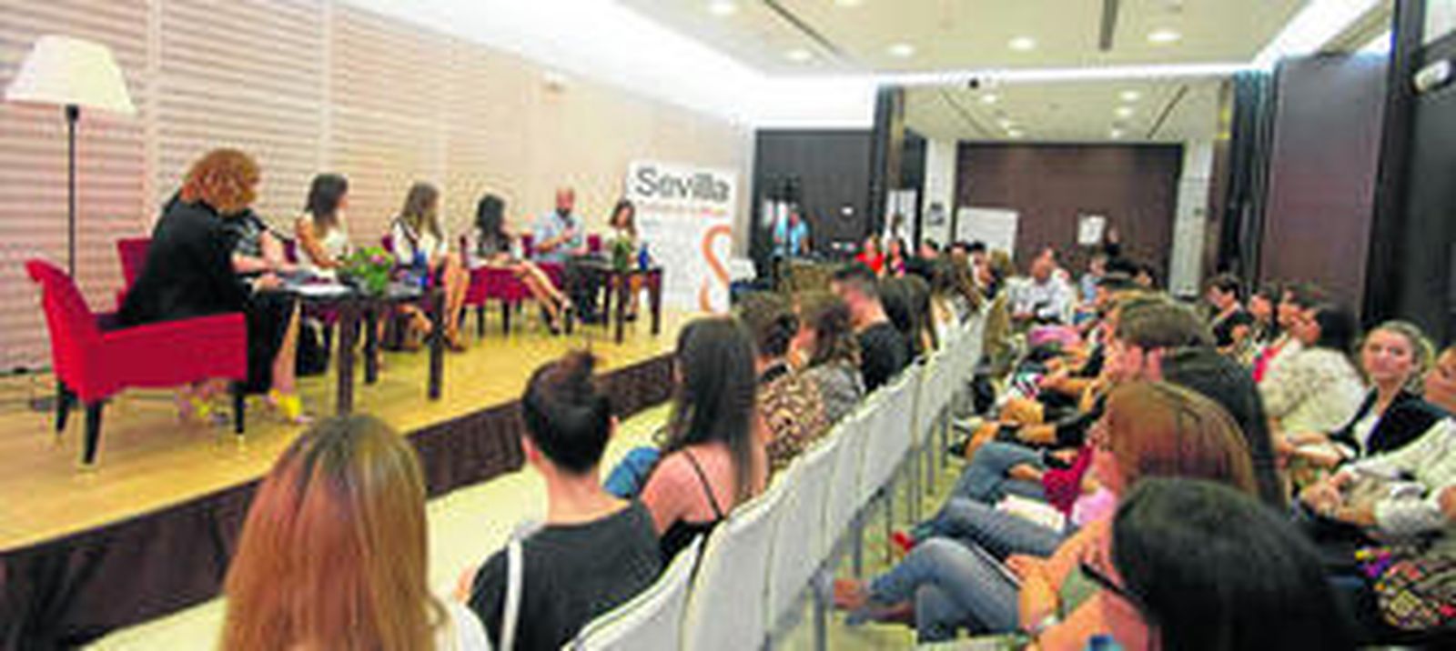 Las blogueras e 'instagramers' Helena Cueva y Marta Sánchez, entre las ponentes de la primera mesa redonda.