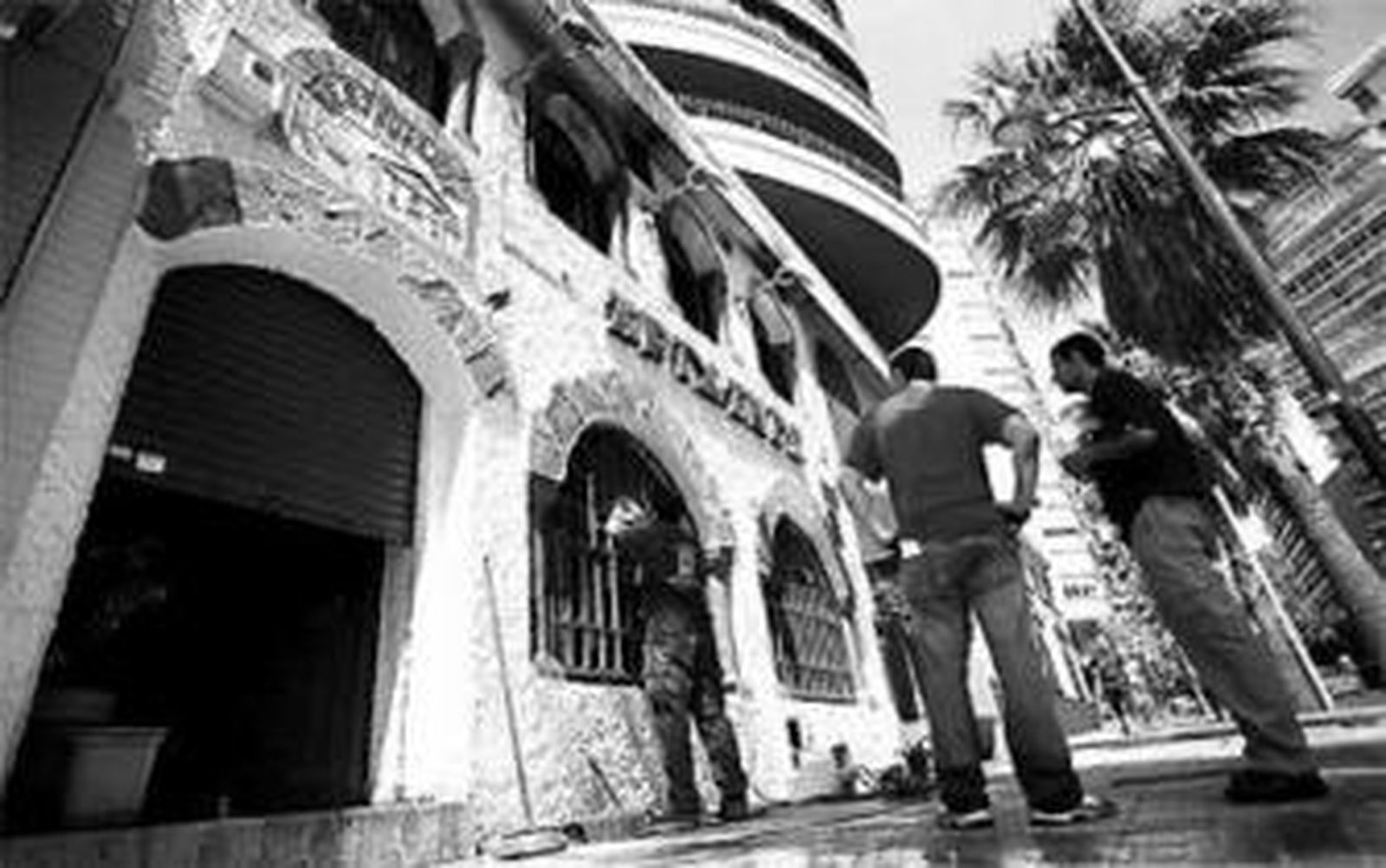 En la fachada se apreciaban ayer los efectos del humo.