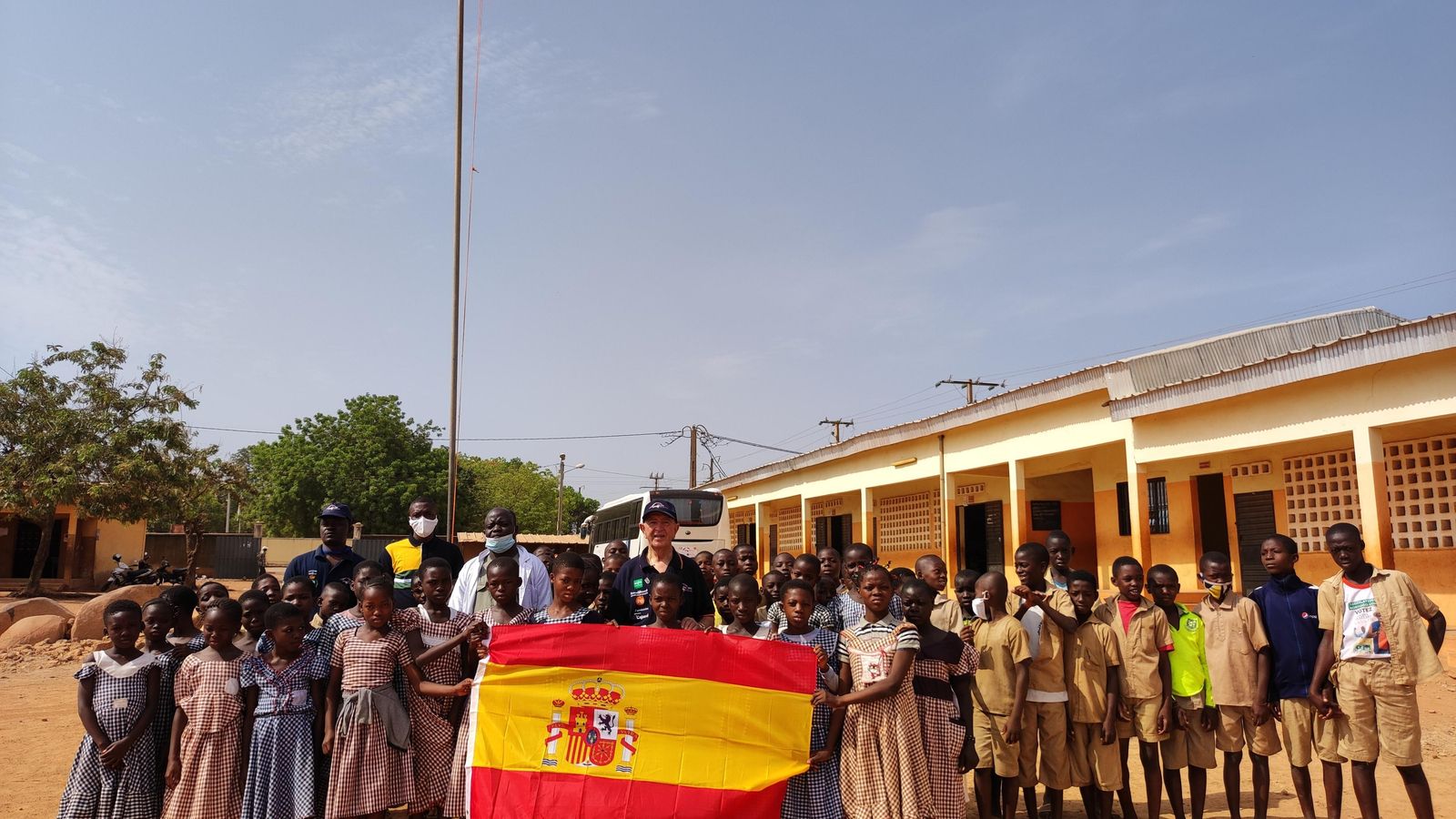 El presidente de la ONG Arco Iris, en el centro, con varios niños y docentes vacunados.