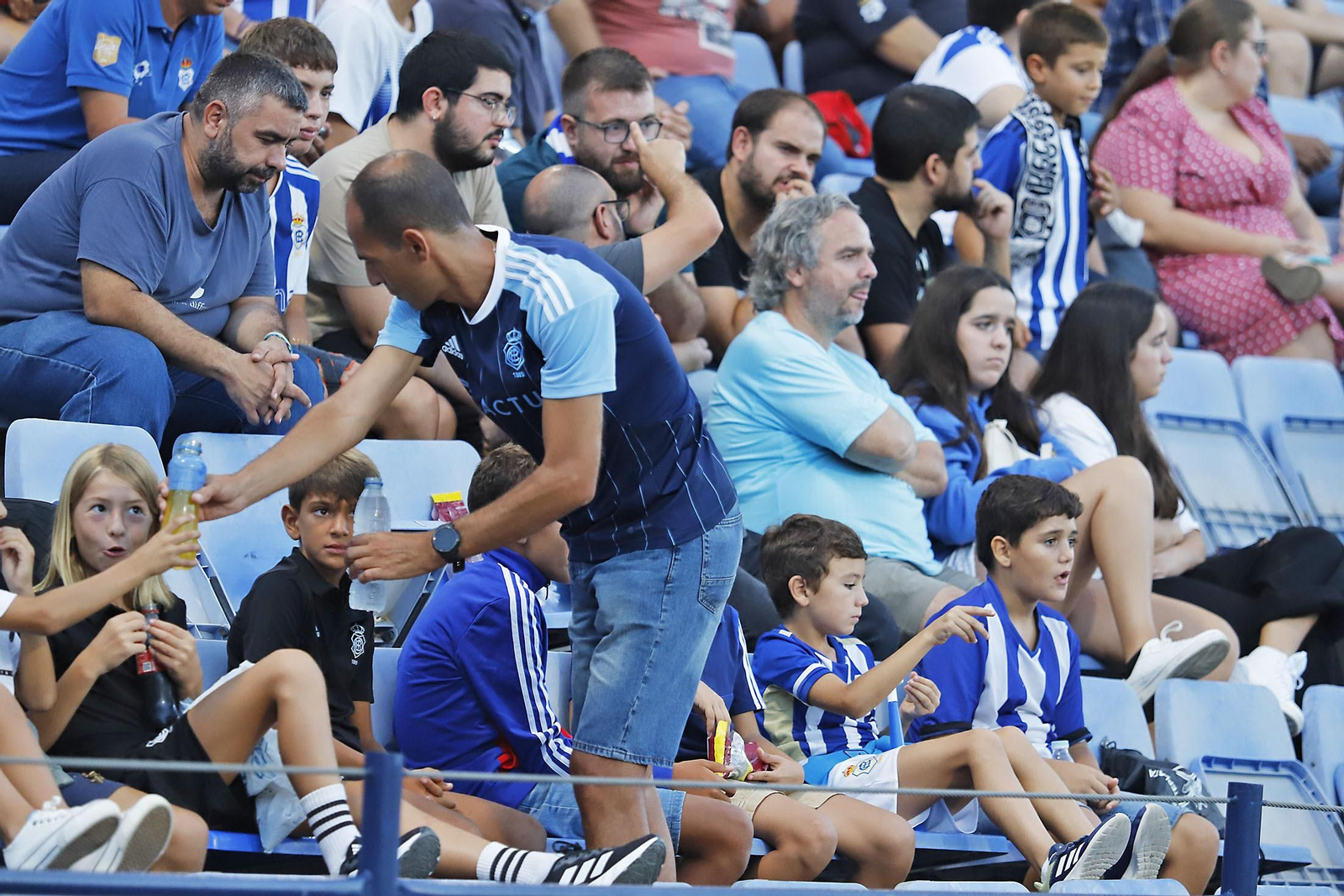 Imágenes del ambiente en el Recreativo de Huelva y Antequera CF