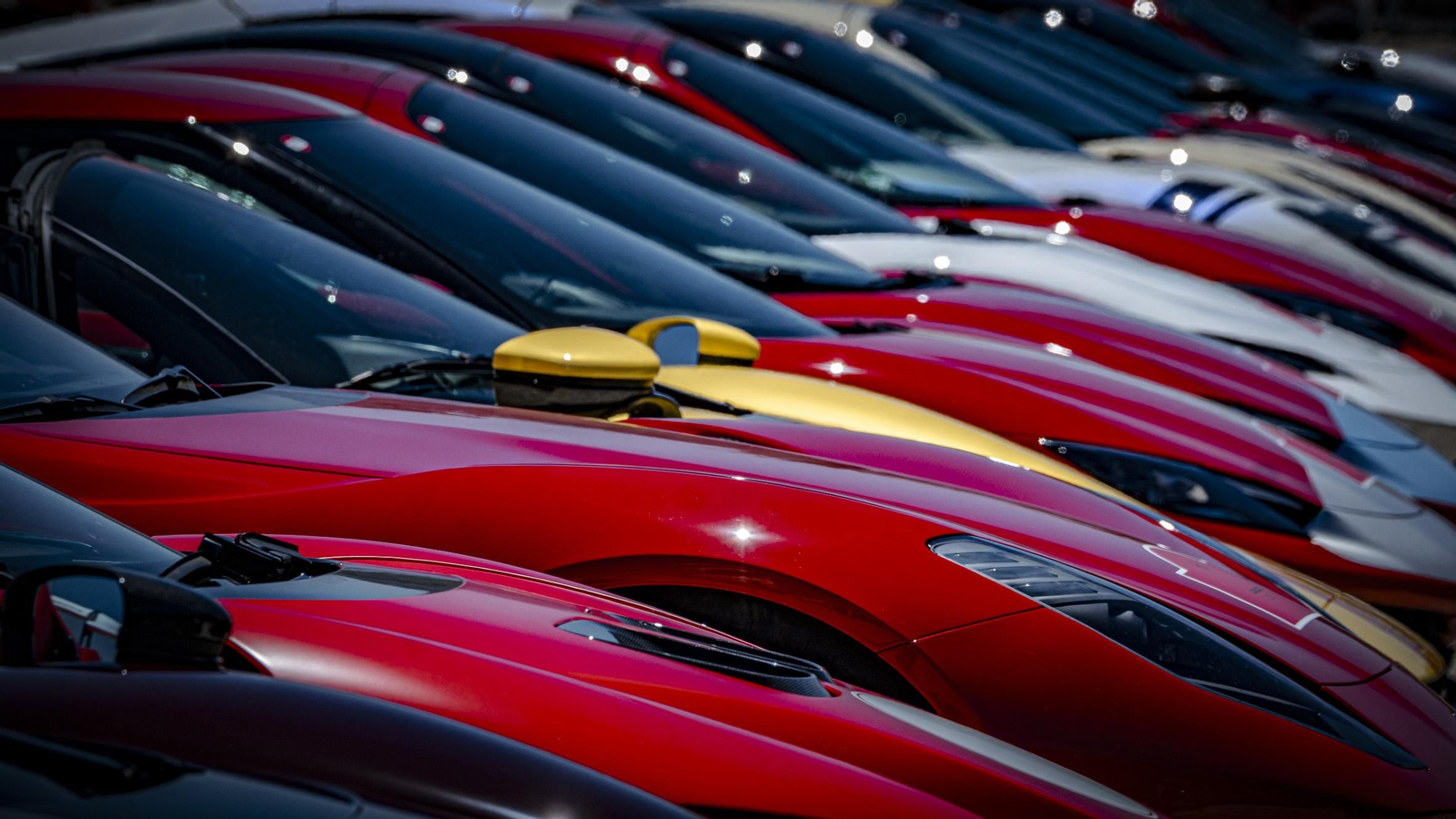 Las imágenes de la concentración de coches Ferrari en Cádiz