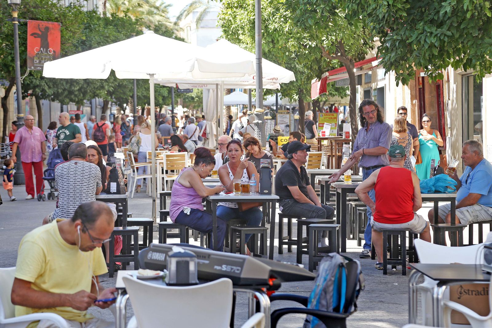 Imagen de una terraza de la calle Larga, durante el pasado verano.