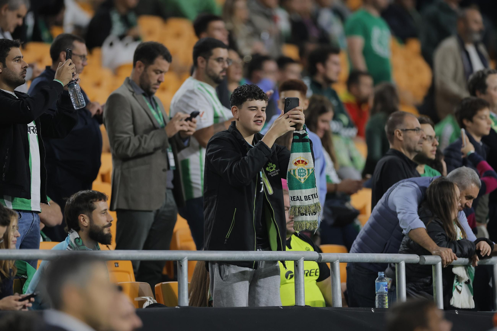 Búscate en las fotos del Betis - Olympique Lyonnais