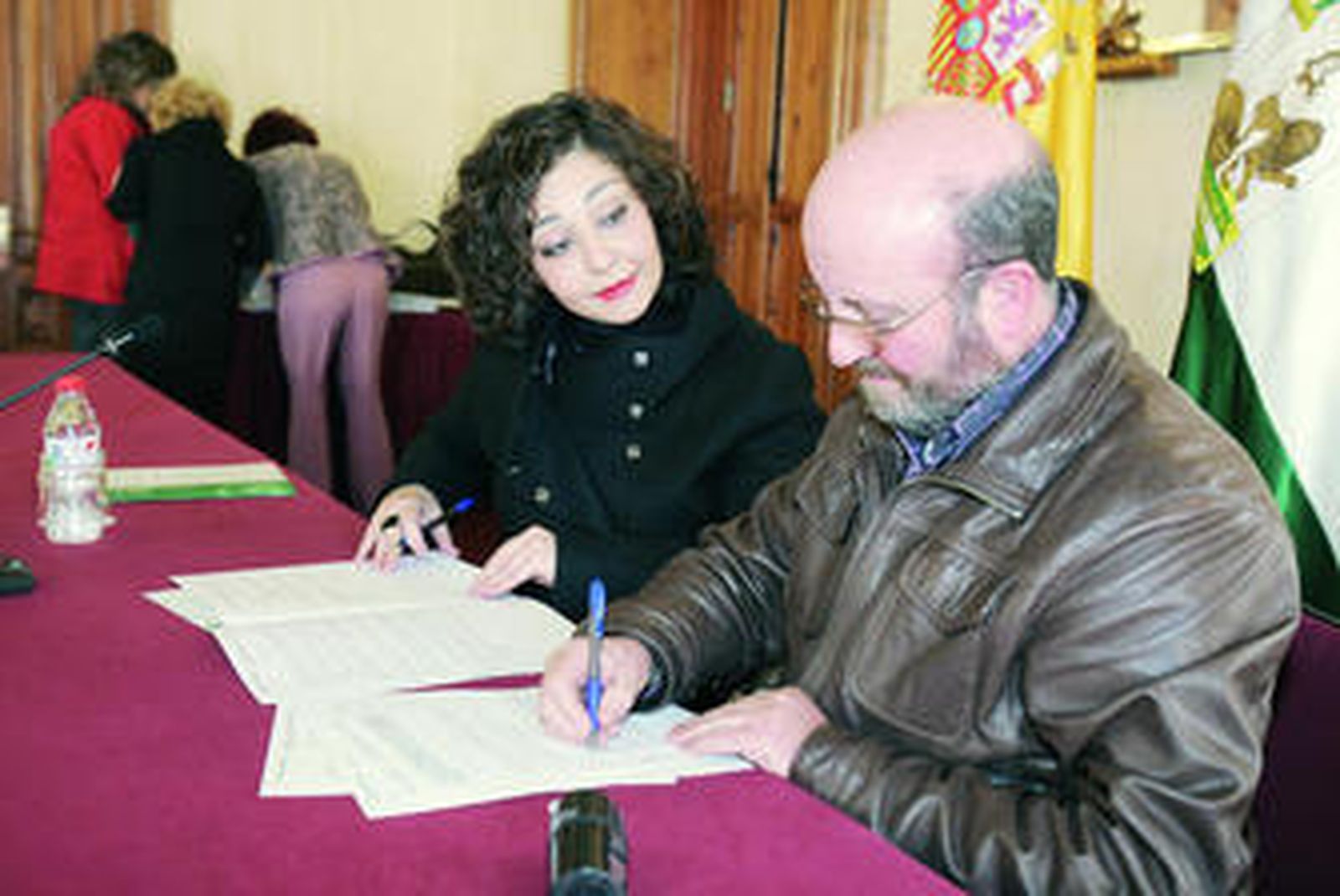 La delegada de Obras Públicas, Alejandra Rueda, firmó ayer convenios con 35 ayuntamientos.