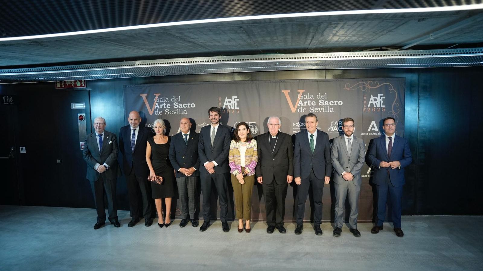 El presidente de la Diputación en la foto de familia de la V Gala del Arte Sacro de Sevilla.