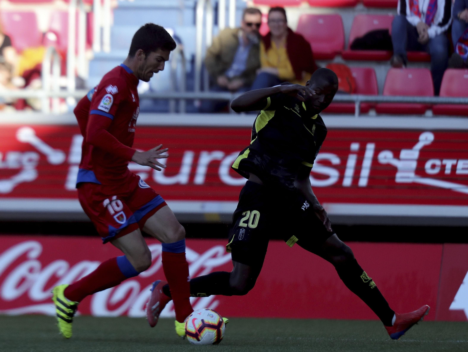 Adrián Ramos trata de robar el balón en una acción del partido