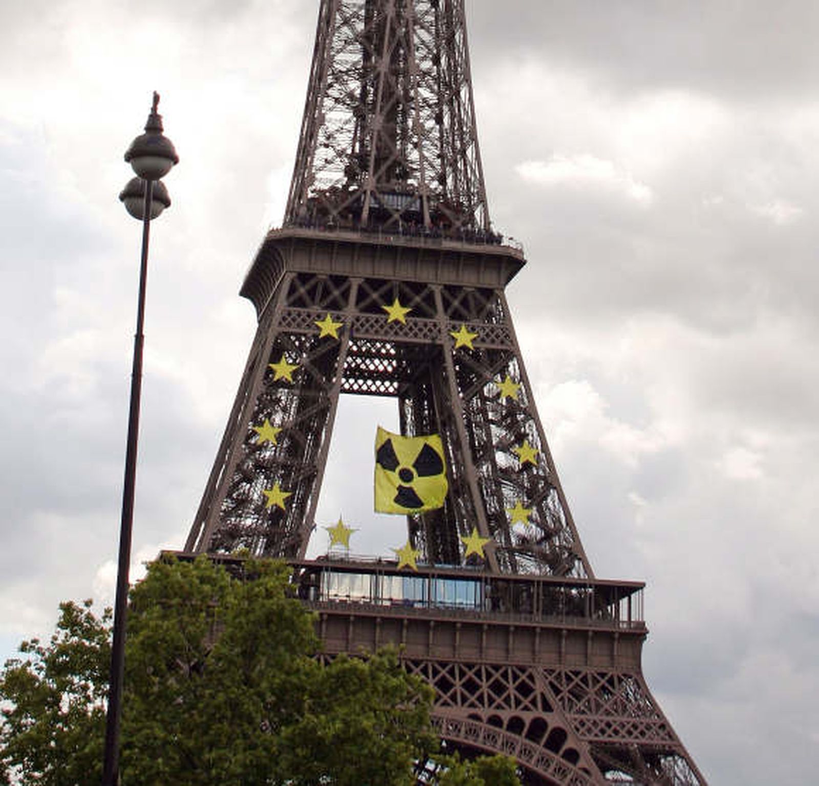 Greenpeace cuelga un símbolo de peligro nuclear en la torre Eiffel