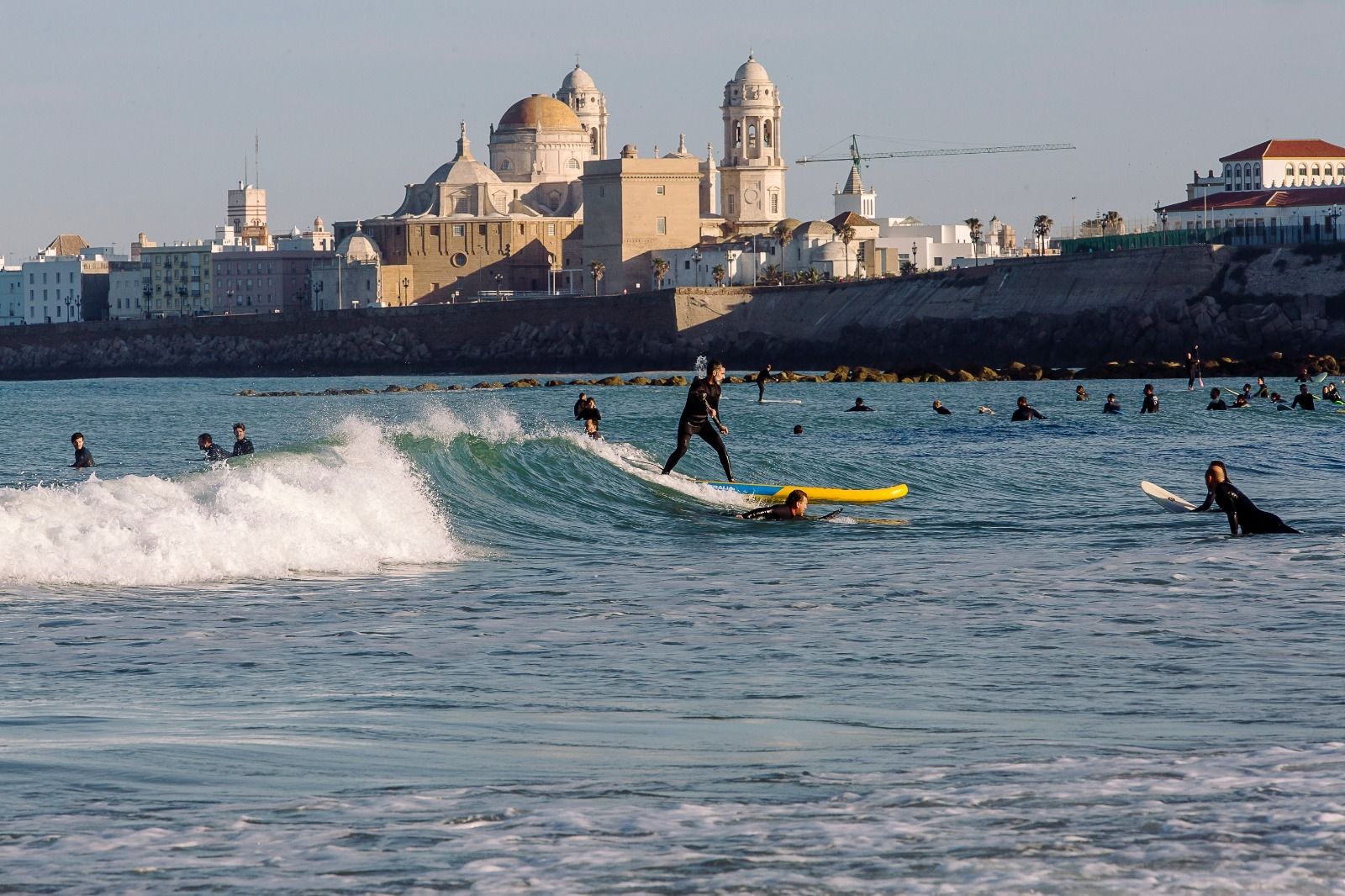 Numerosos surferos en el agua en la zona de Santa María.