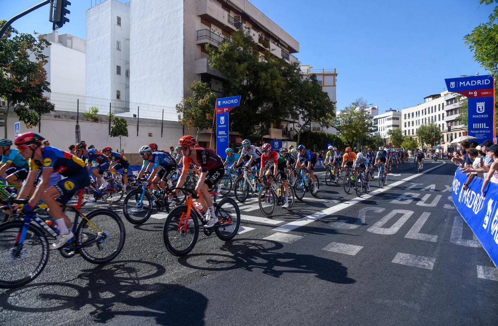 Ambiente del final de la 5ª etapa de la Vuelta ciclista a España, a su llegada a Sevilla