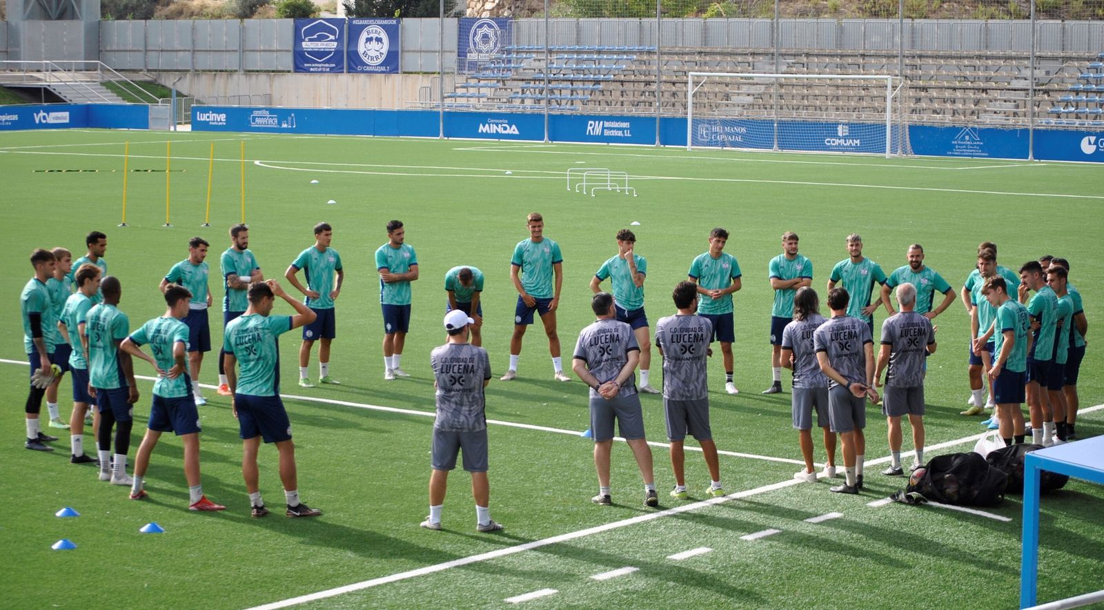 La plantilla del Ciudad de Lucena escucha a Falete antes de un entrenamiento.