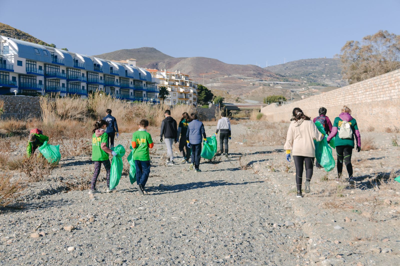 Cuidado del medio ambiente y deporte, la Costa de Granada se rinde ante los beneficios del plogging