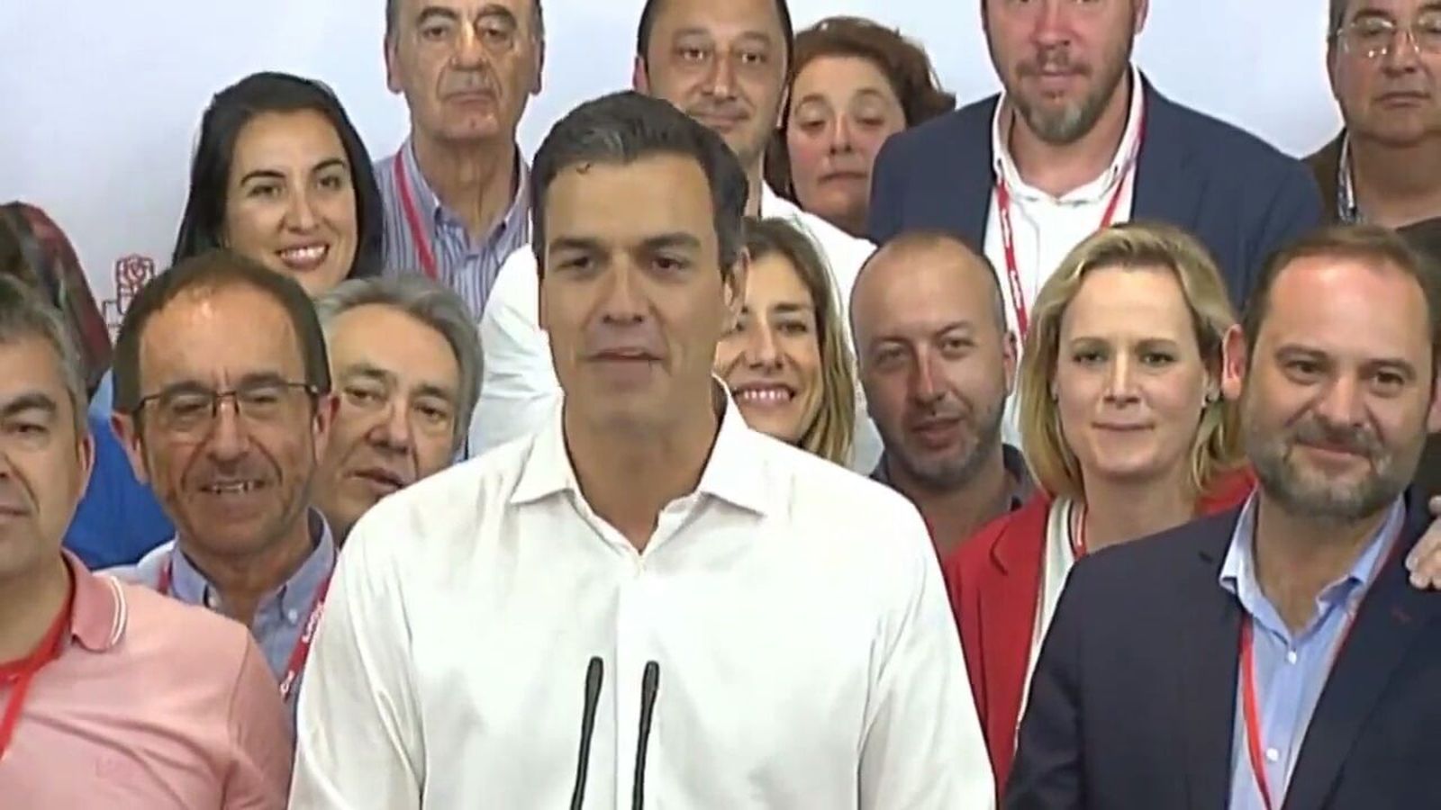 Tomás Sánchez Pacheco -a la derecha de la foto-, detrás de Pedro Sánchez, la noche de su victoria en las primarias.