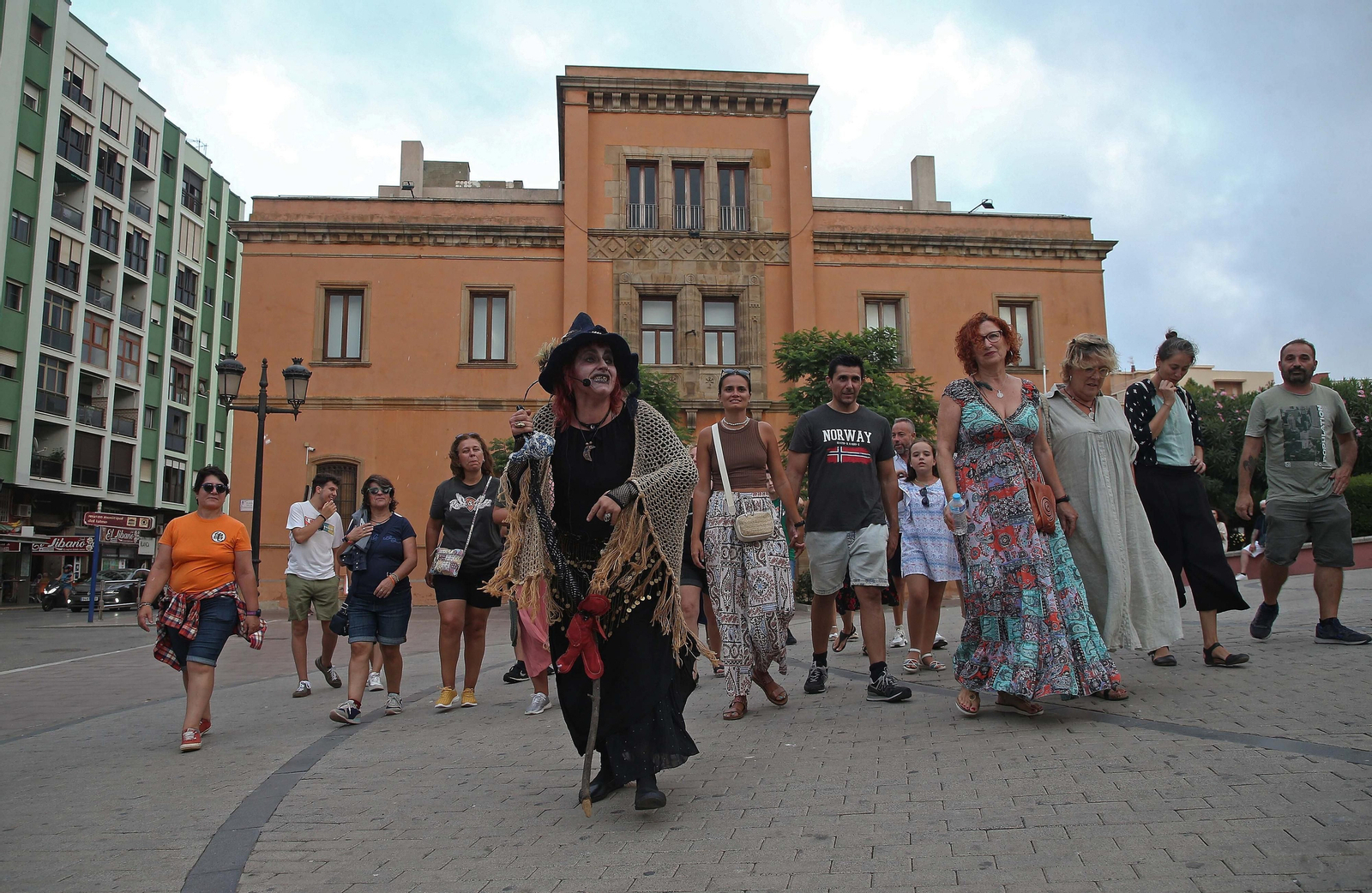 La primera ruta turística teatralizada por el centro de La Línea, en imágenes