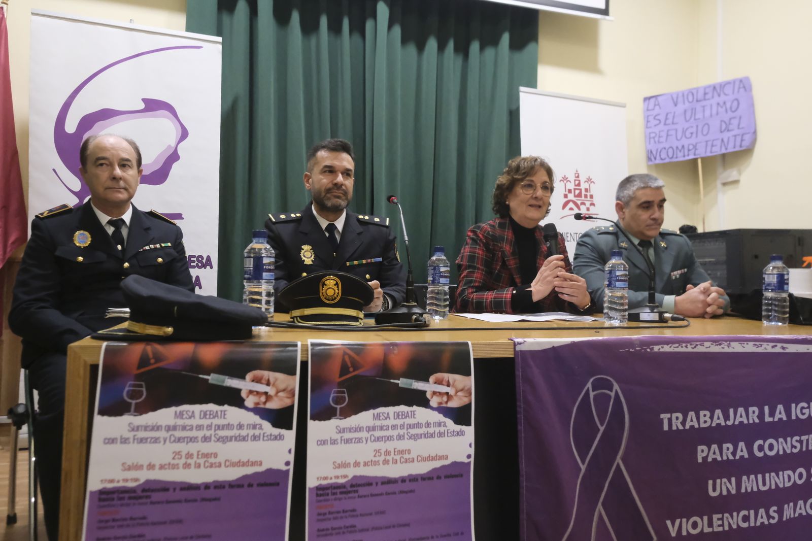 Mesa de ponentes sobre la sumisión química.
