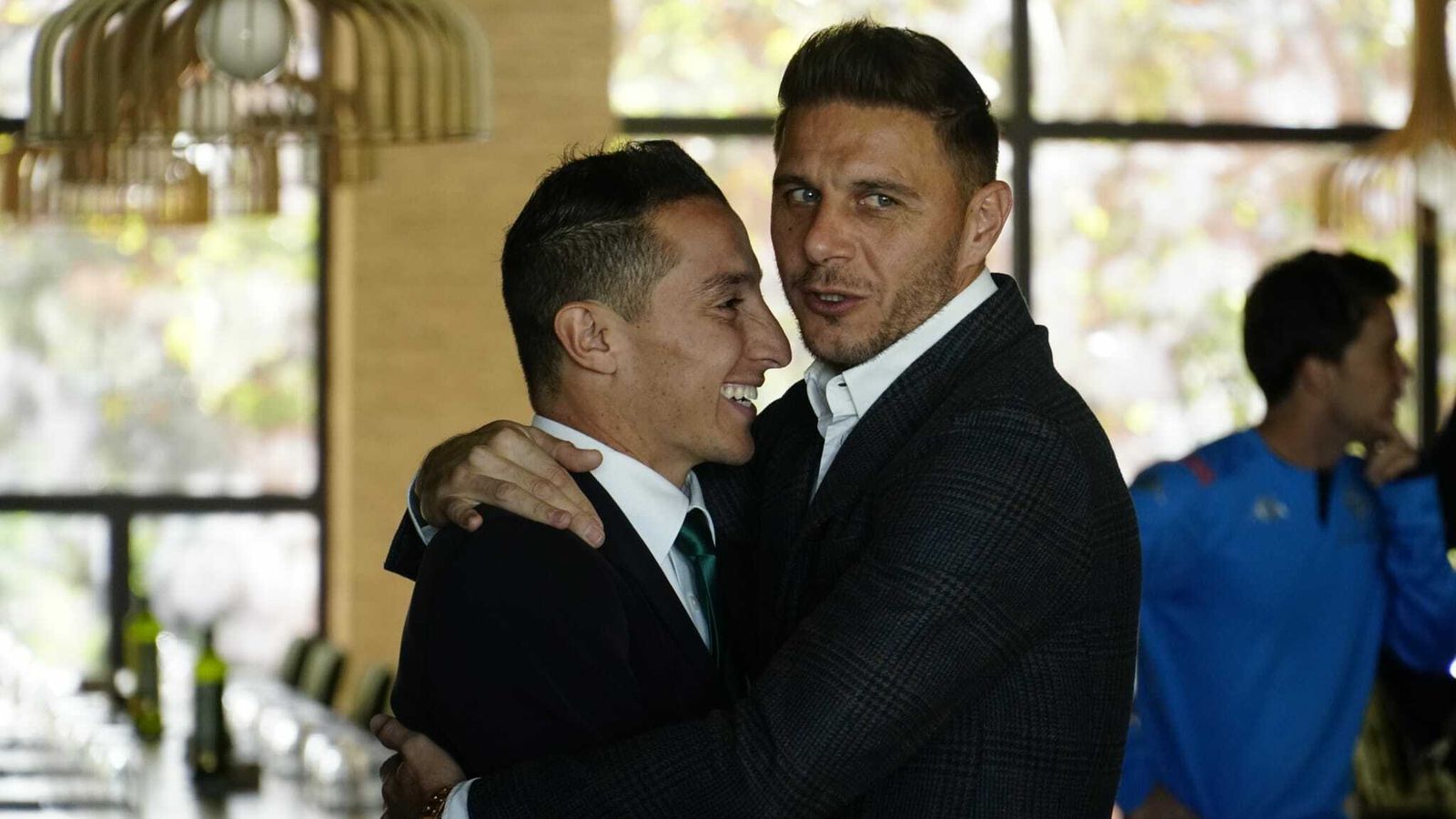 Joaquín felicita a Guardado durante el acto.