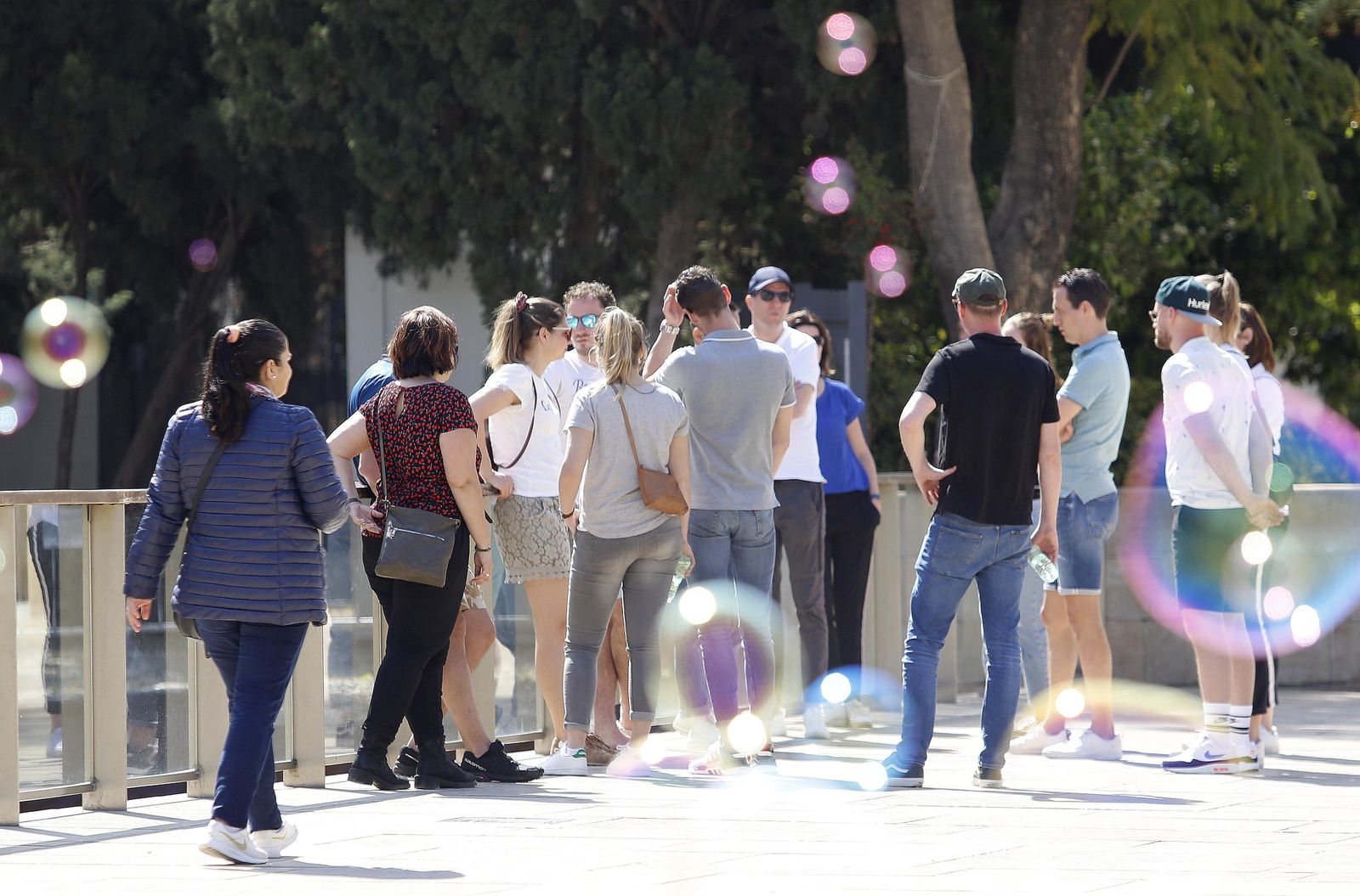 Un grupo de turistas, ayer, durante una visita guiada ante el Teatro Romano, recinto clausurado por la crisis del Coronavirus.