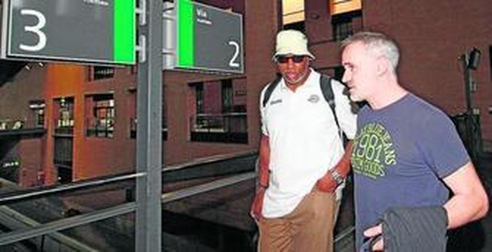 José Luis Galilea y Audie Norris, en la estación de Santa Justta antes de emprender un viaje con el equipo.
