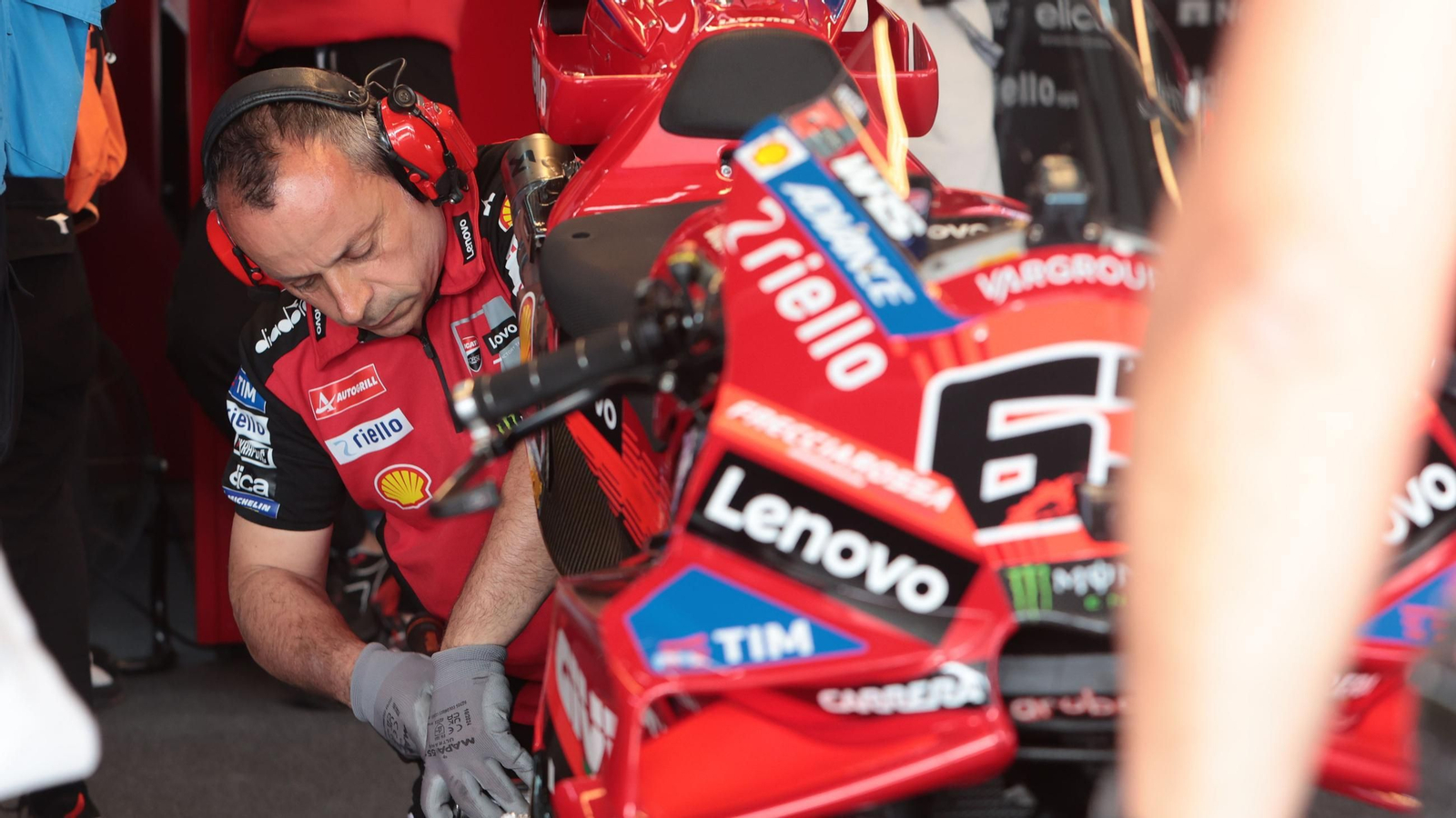 Imágenes de boxes en los entrenamientos del Viernes de MotoGP en Jerez