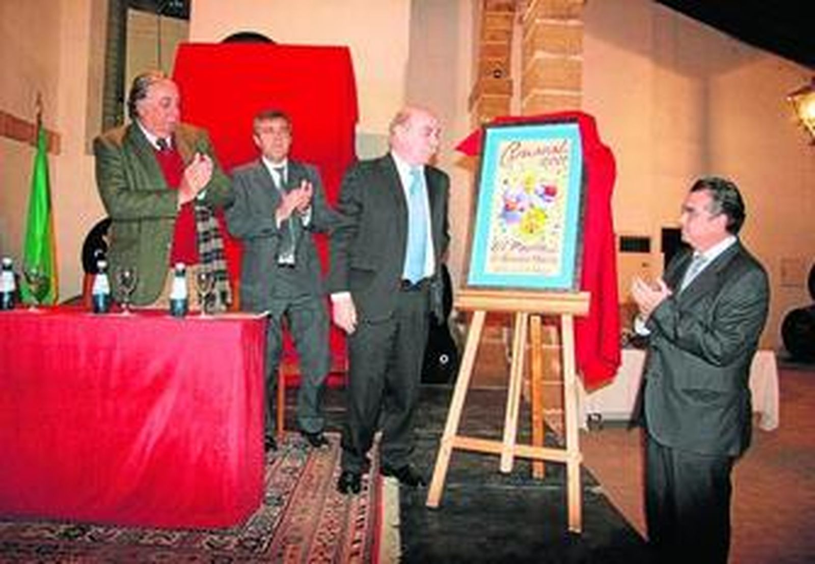 El autor del cartel, José Sánchez González, junto al alcalde Enrique Moresco, durante la presentación de la obra.