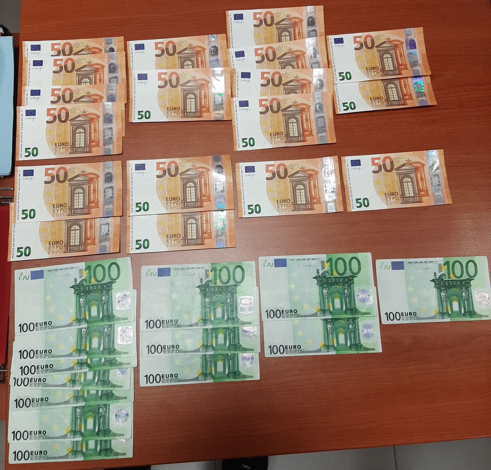 Dinero falso que fue confiscado por los agentes.