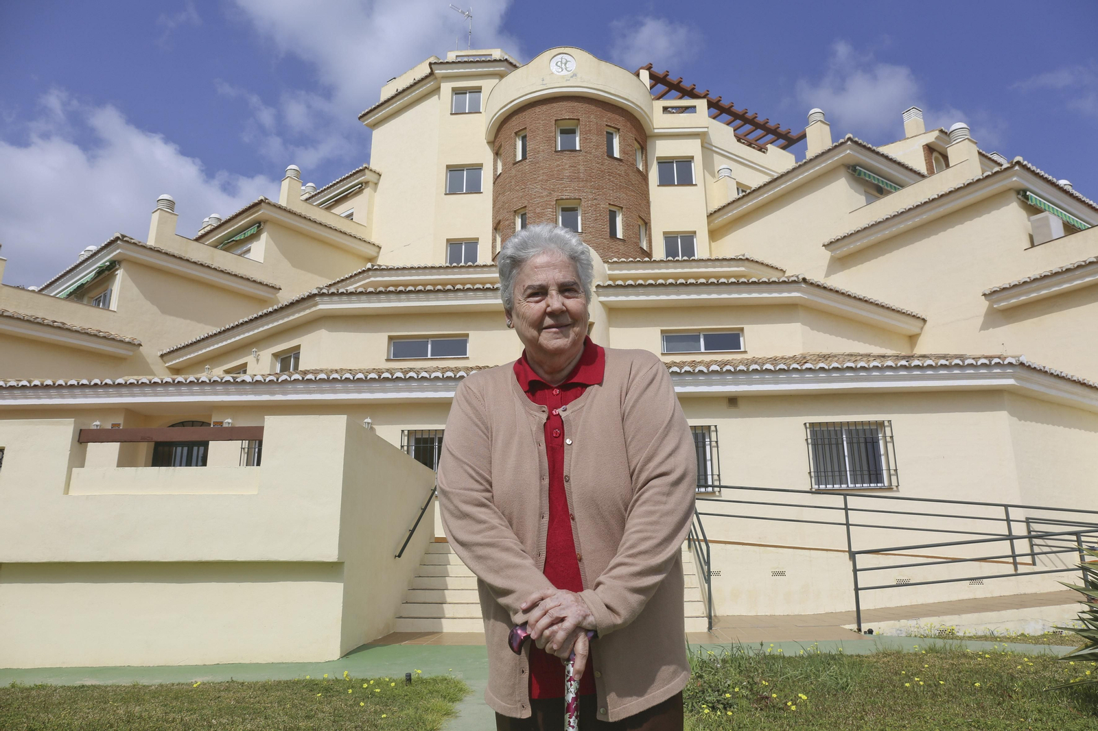 Aurora Moreno delante del edificio de la residencia Santa Clara.