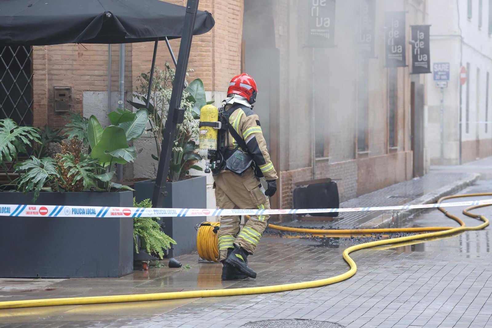 Bomberos apagan el incendio del restaurante de Málaga, en imágenes