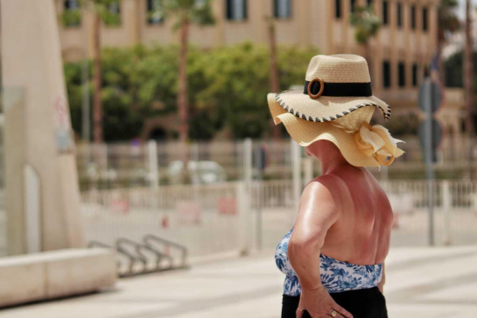 Una mujer, este miércoles en Málaga capital.