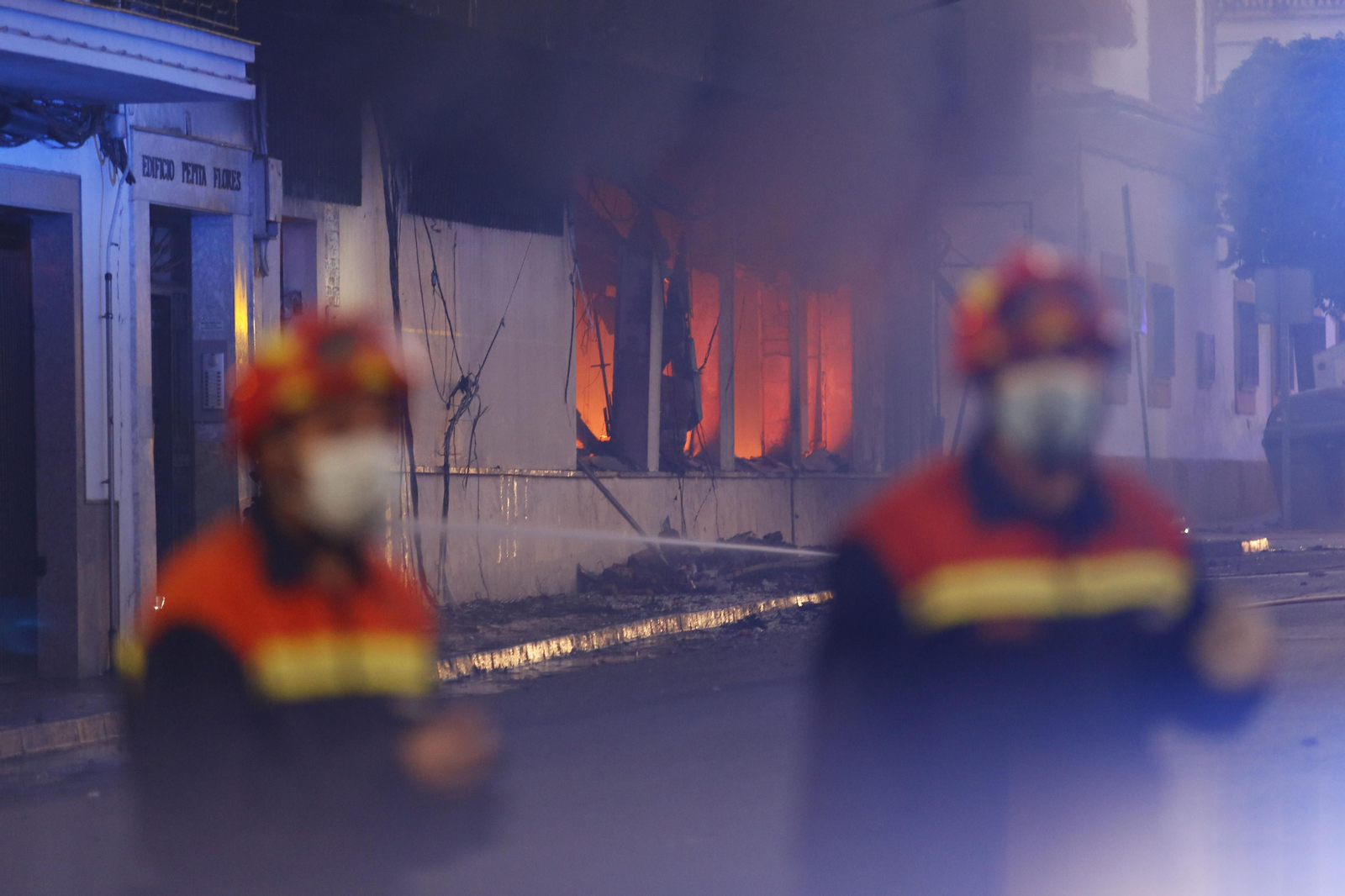 Incendio de un edificio de 18 viviendas en Ronda, en fotos