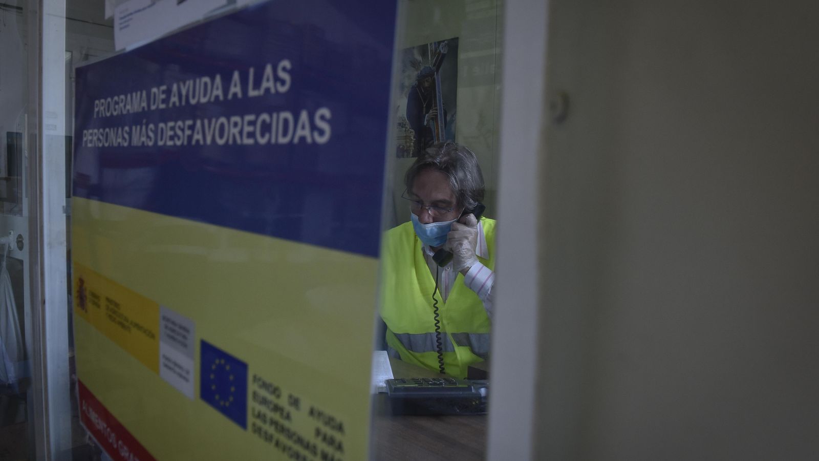 Uno de los voluntarios durante las funciones desarrolladas por teléfono.