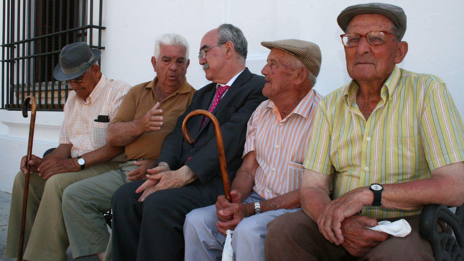 Juan Antonio Millán charla con alguno de sus vecinos.