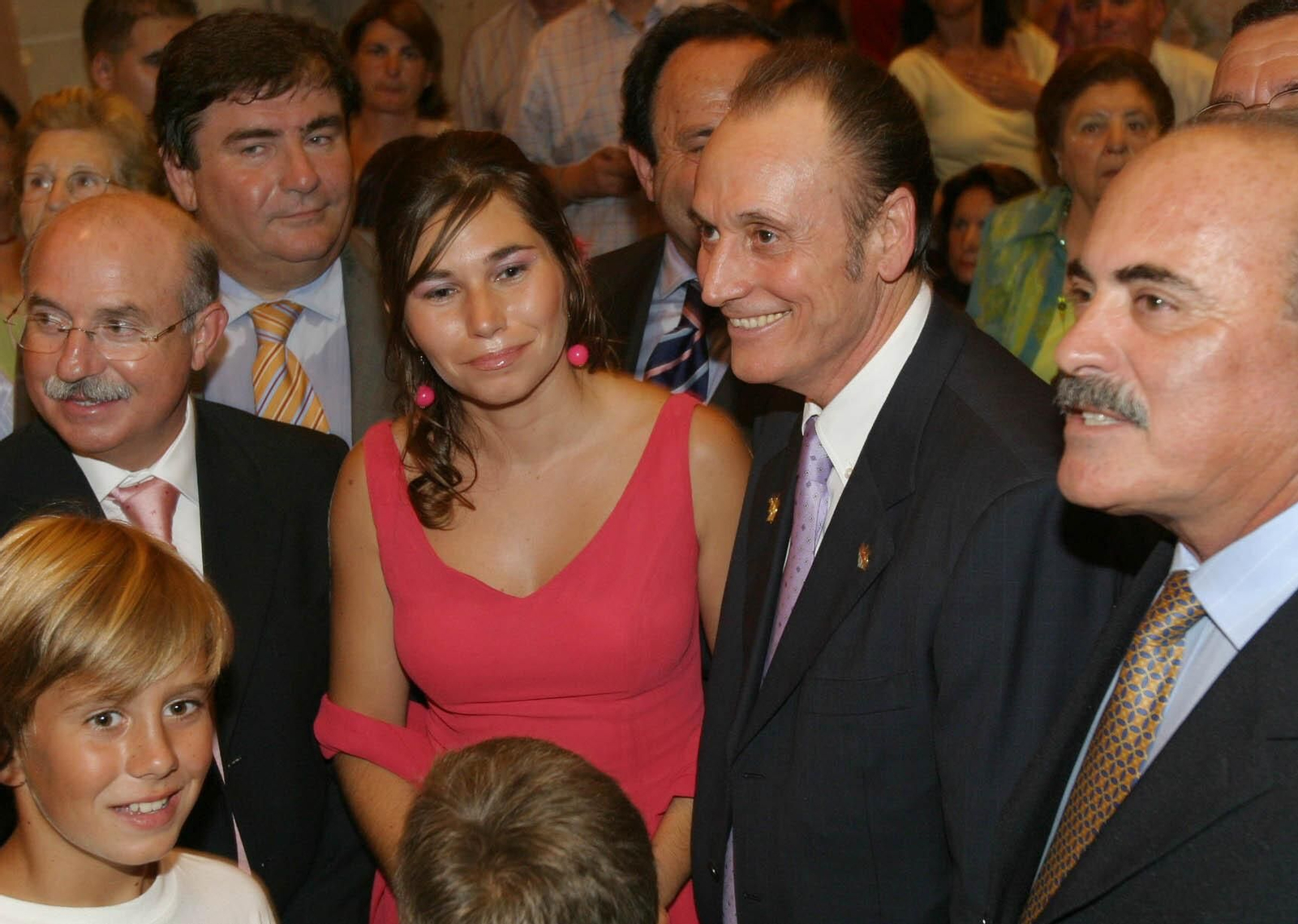 El entrenador entonces del Betis, Lorenzo Serra Ferrer  (izquierda) y el presidente Manuel Ruiz de Lopera, entre la multitud