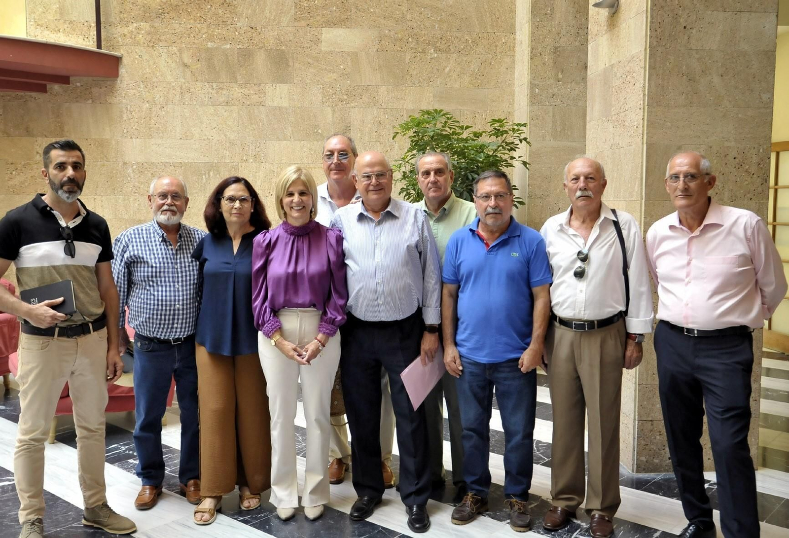 La alcaldesa María José García-Pelayo, junto a los miembros de Solidaridad.