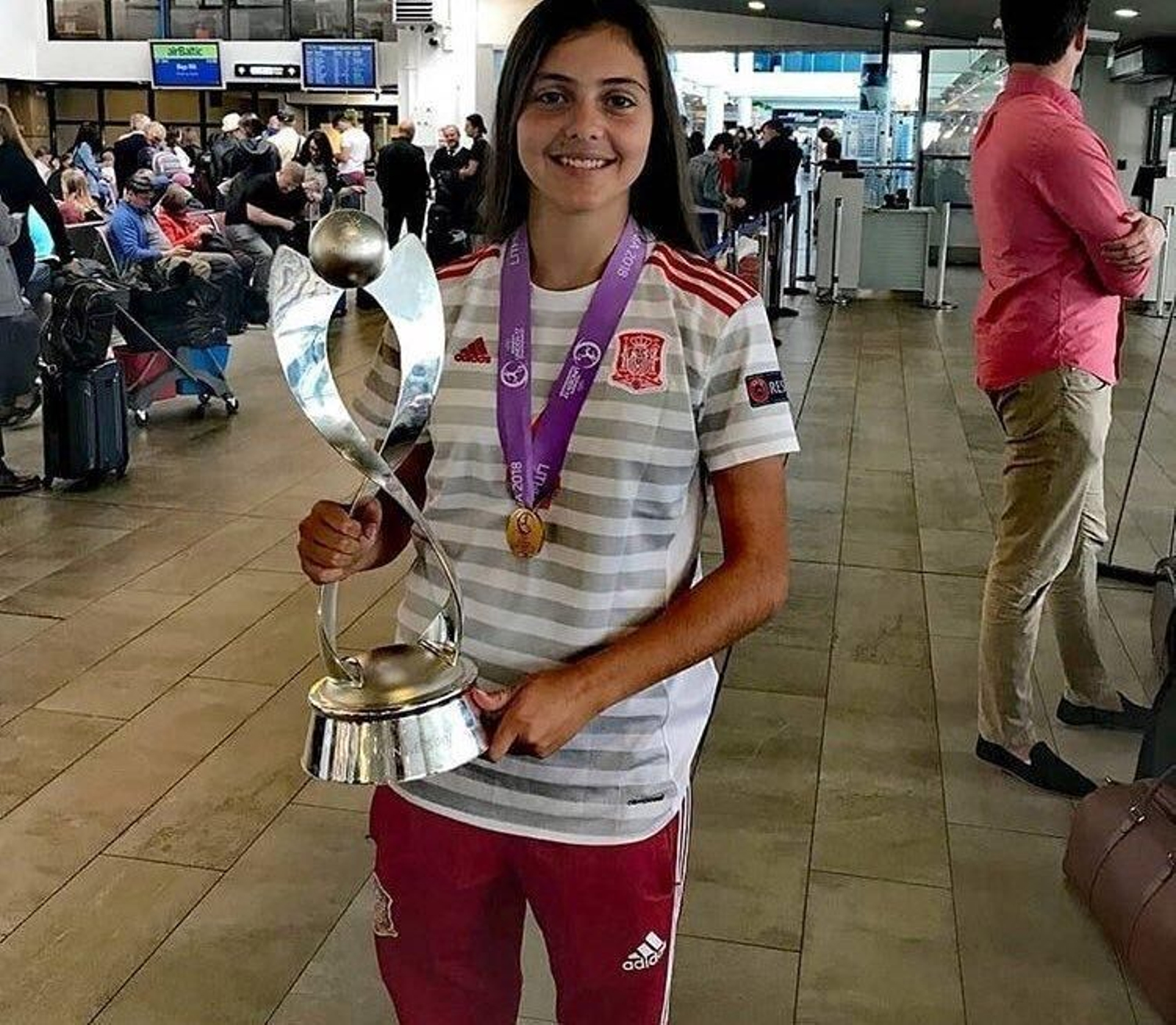 Teresa Mérida posa con el trofeo del Europeo sub'17.