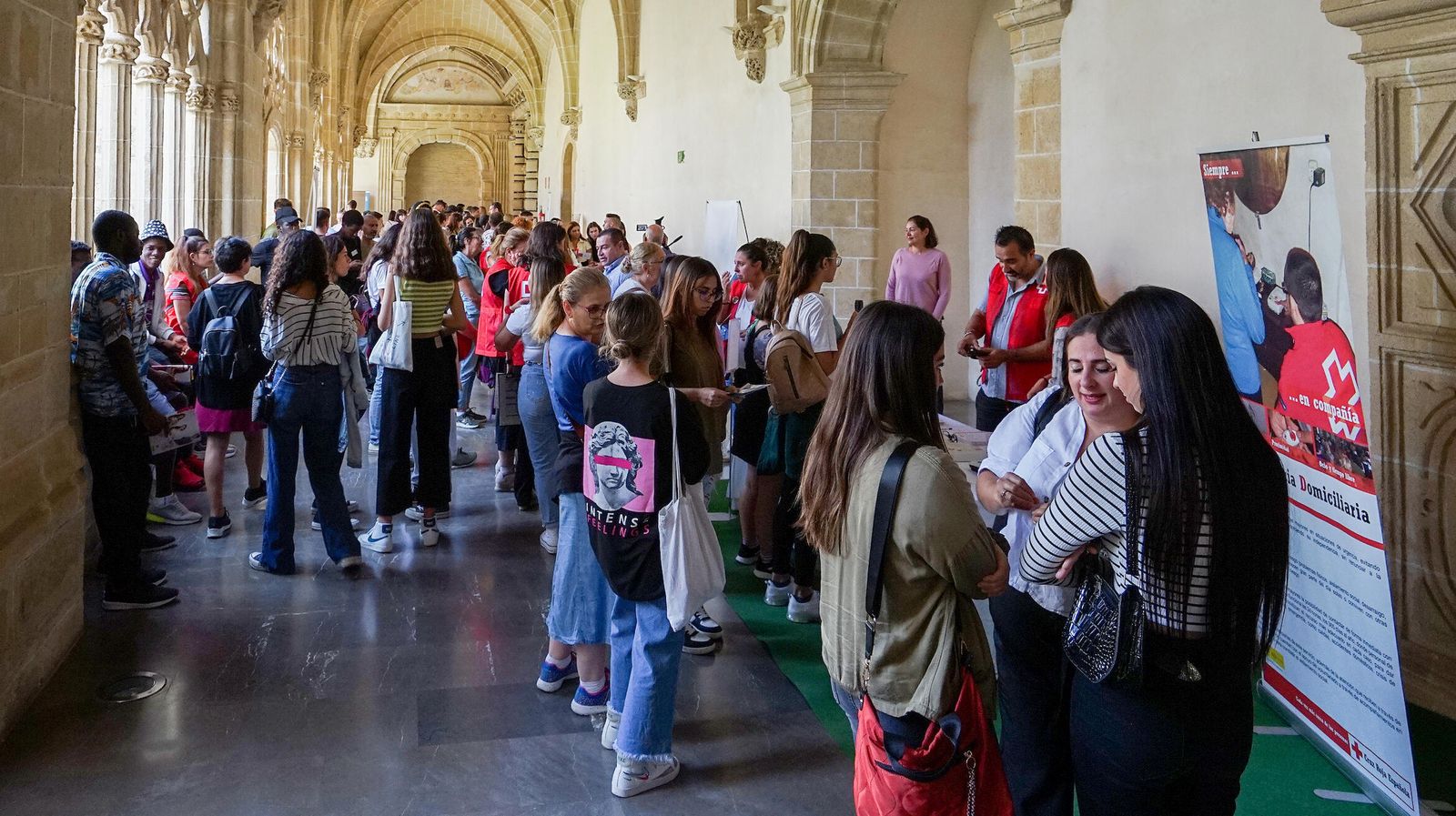 Cientos de personas acuden a la Feria del Empleo Cruz Roja en Jerez