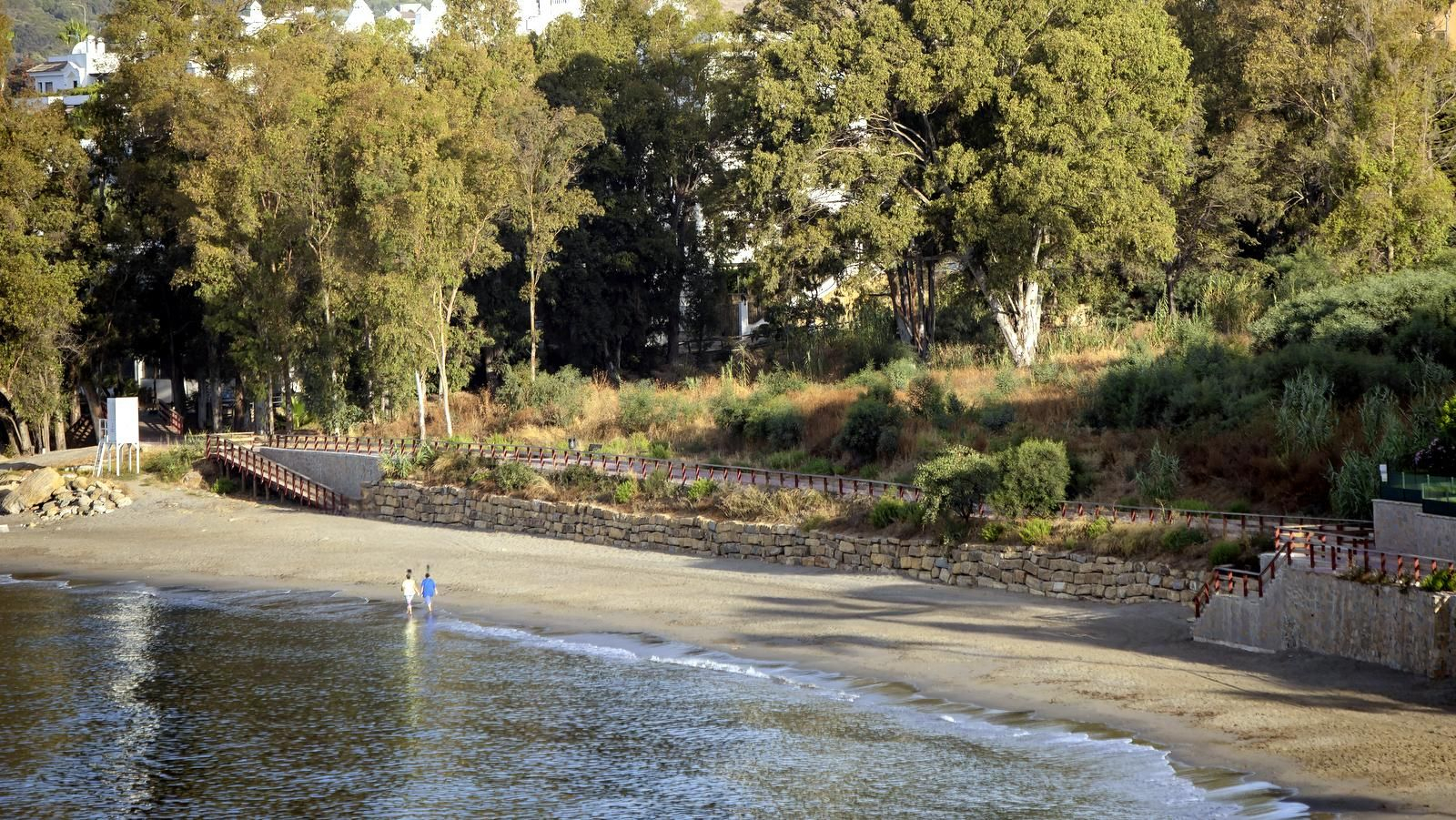 Un tramo de senda litoral en Estepona.