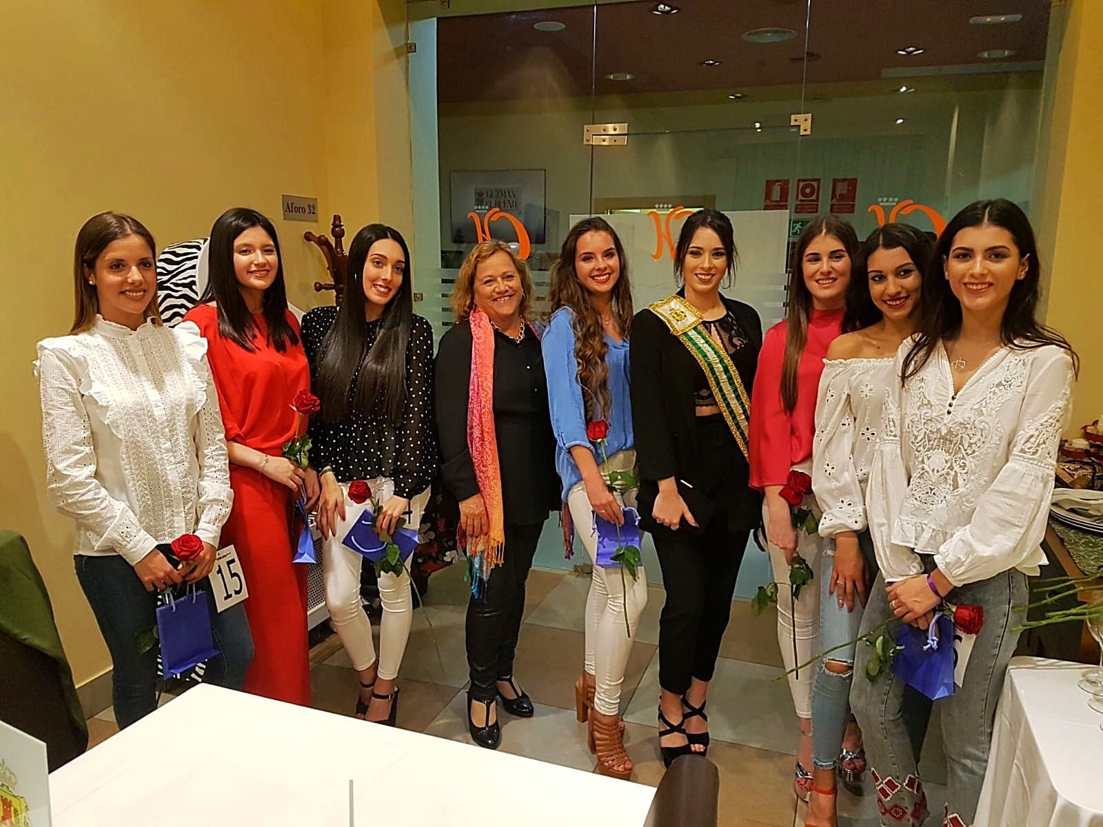 La concejal de Fiestas, Carmen Roldán, con la corte juvenil.