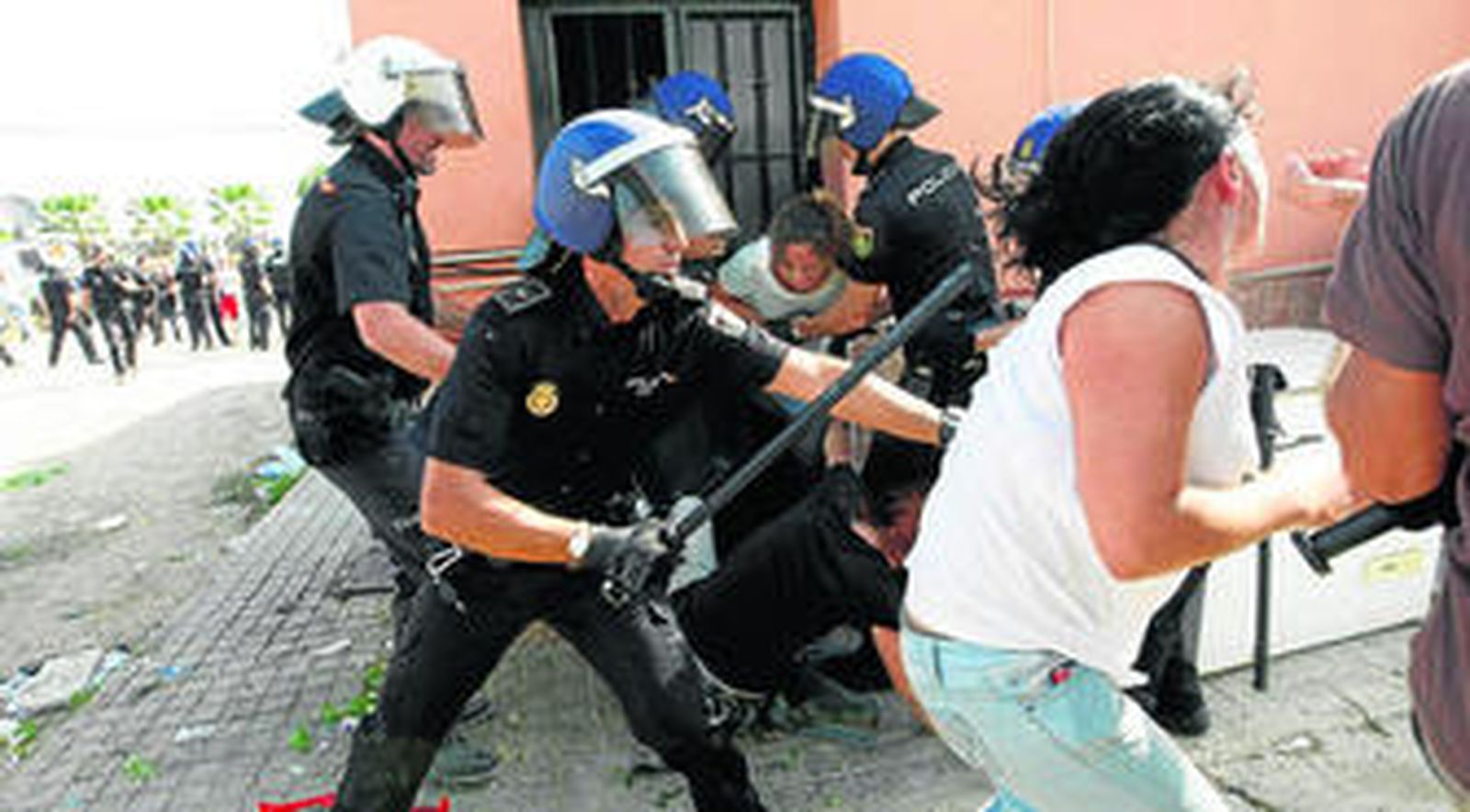 Los hijos de la familia desahuciada lloran ayer ante los agentes de la Policía Nacional.