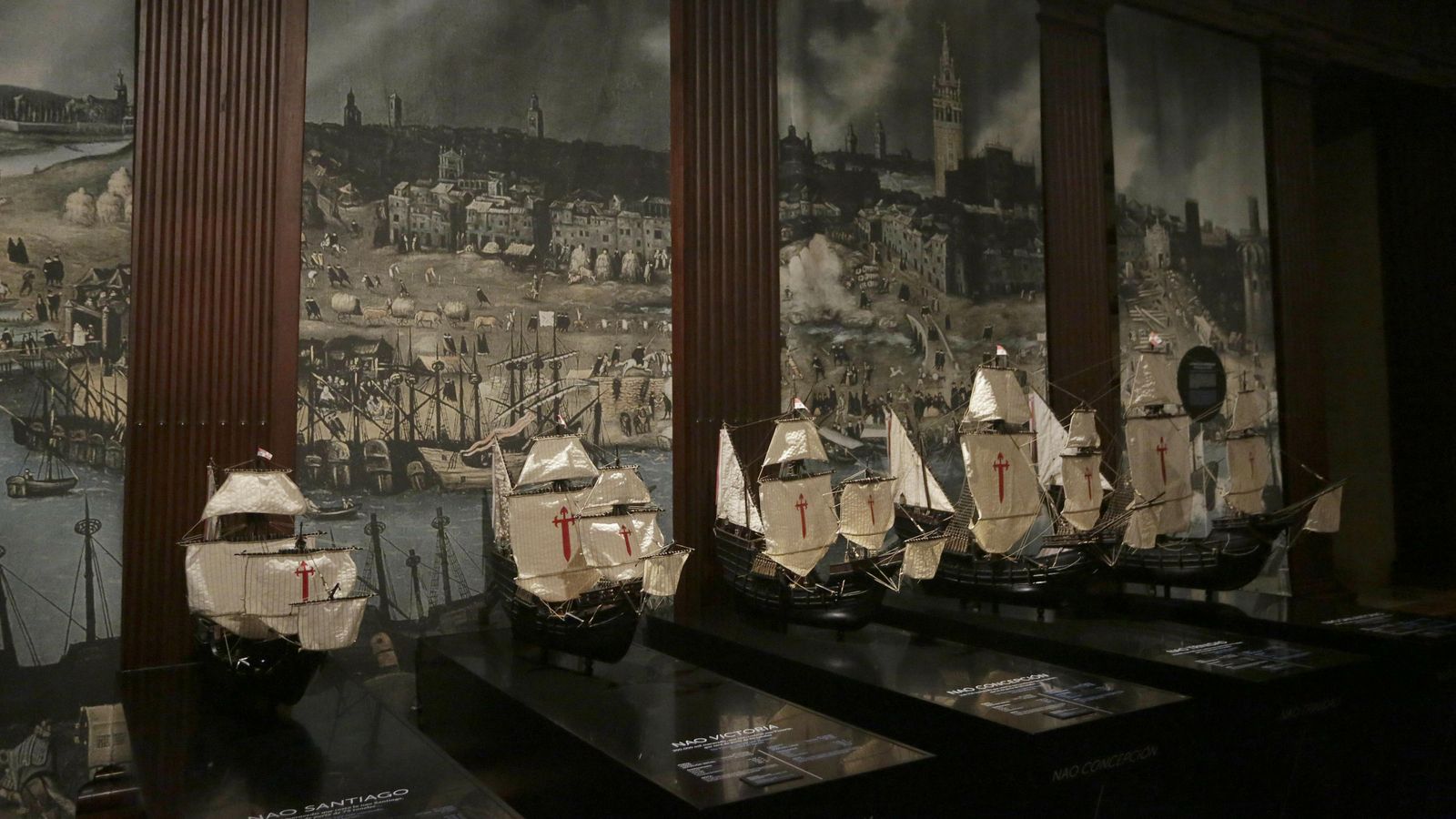 Reproducciones de las cinco naves que componían la armada de Magallanes por el maquetista Antonio Hierro.