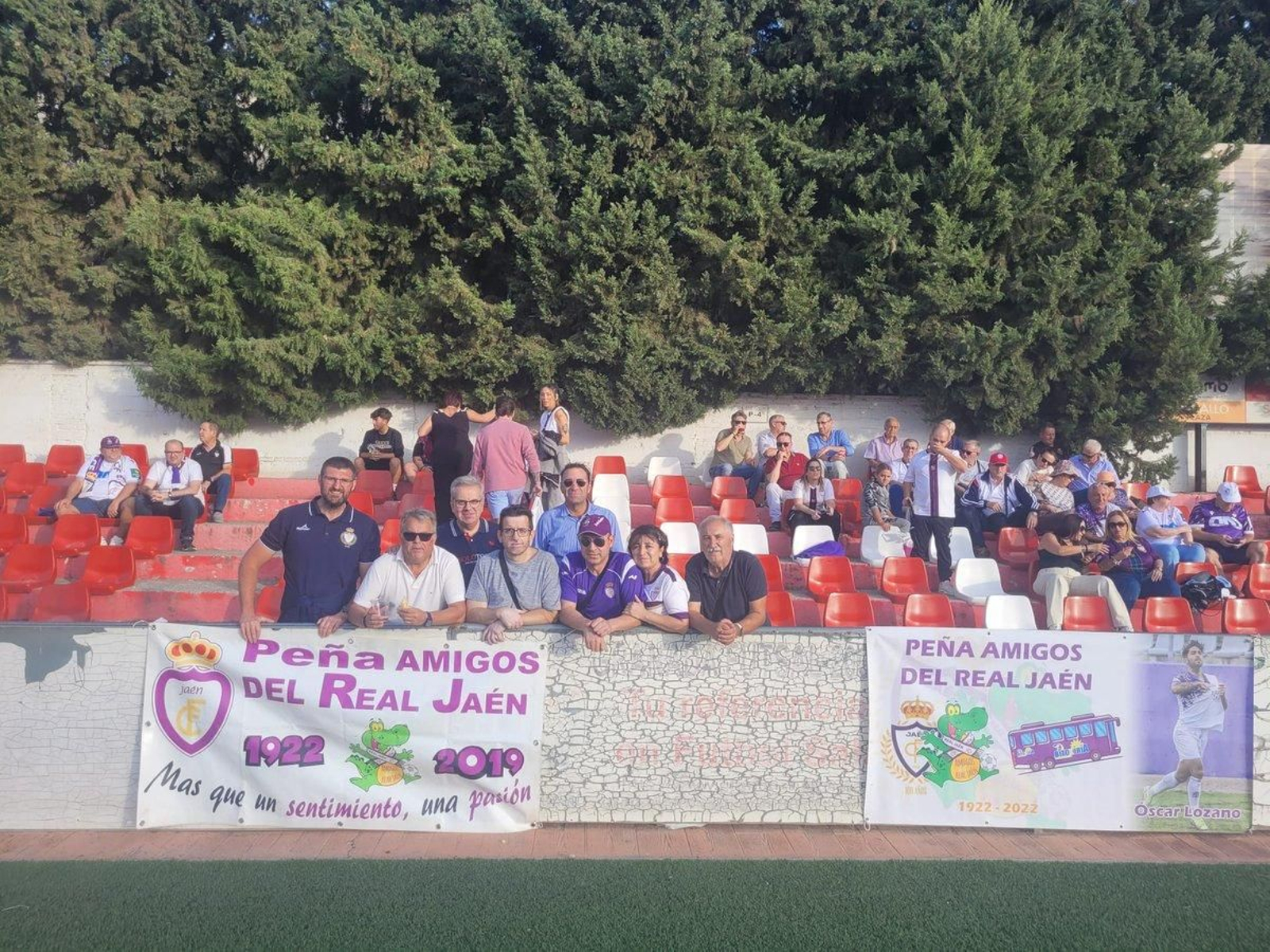 Miembros de la Peña Amigos del Real Jaén, en uno de sus desplazamientos de esta temporada.