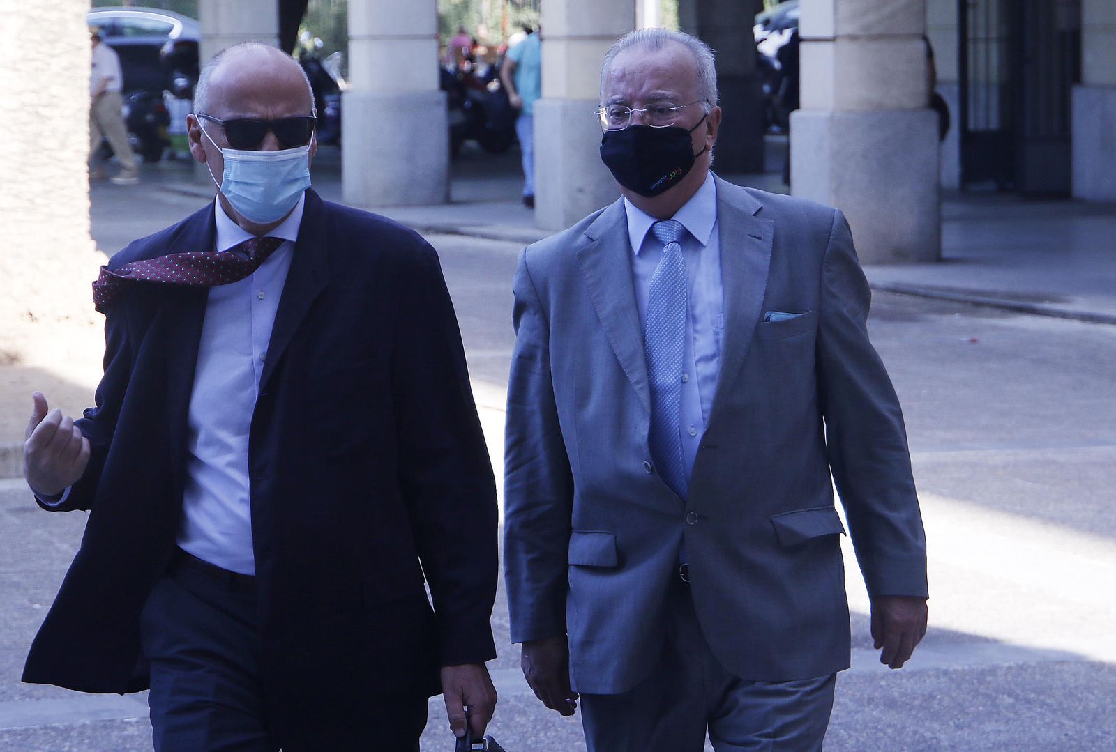 El ex consejero de Empleo Antonio Fernández, con su abogado, Alfonso Martínez del Hoyo.