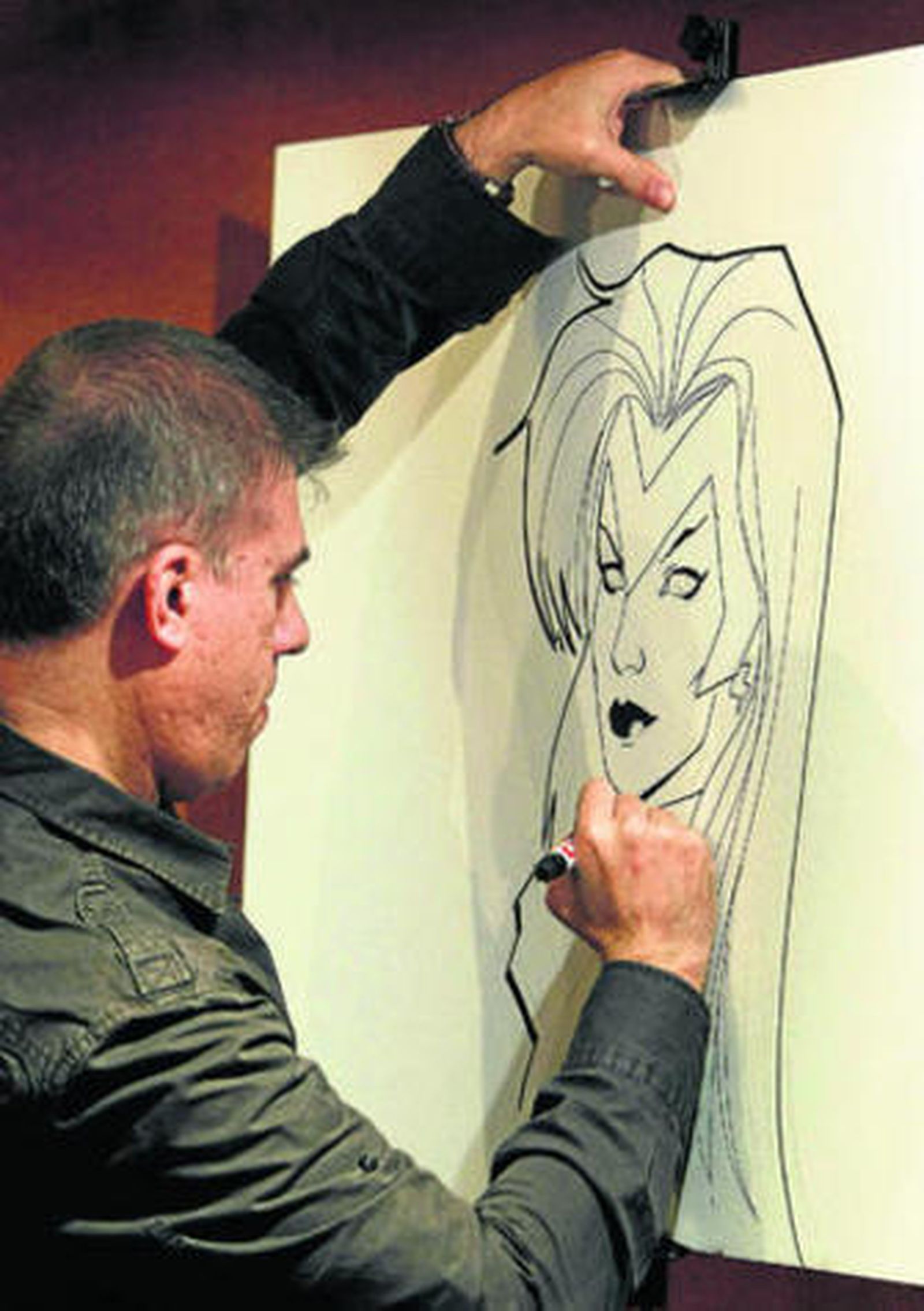 Salvador Larroca, ultimando el dibujo de Tormenta que realizó en el encuentro de Tarde de Cómic.