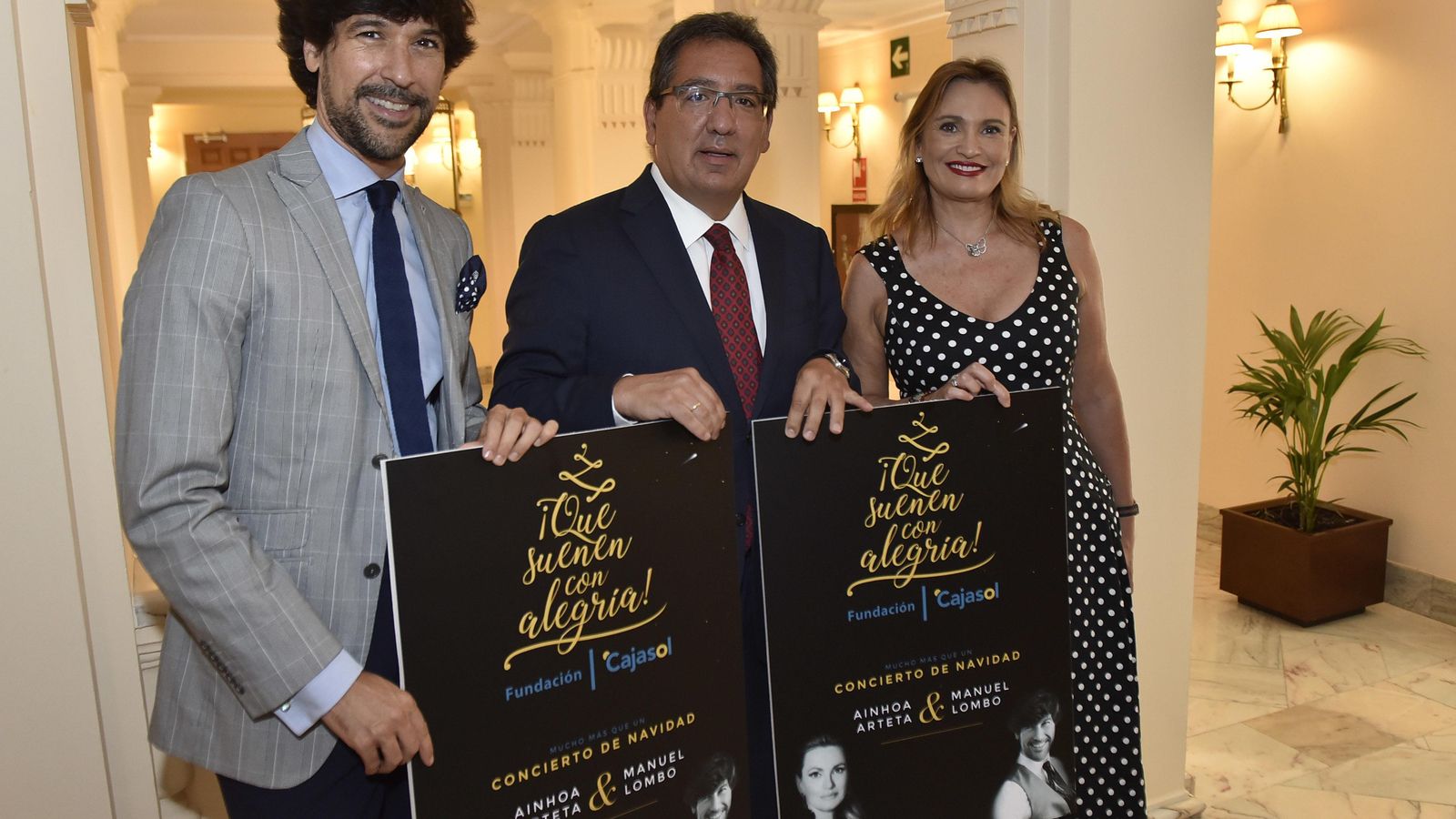 Los artistas junto a Antonio Pulido, ayer en la sede de la Fundación Cajasol.