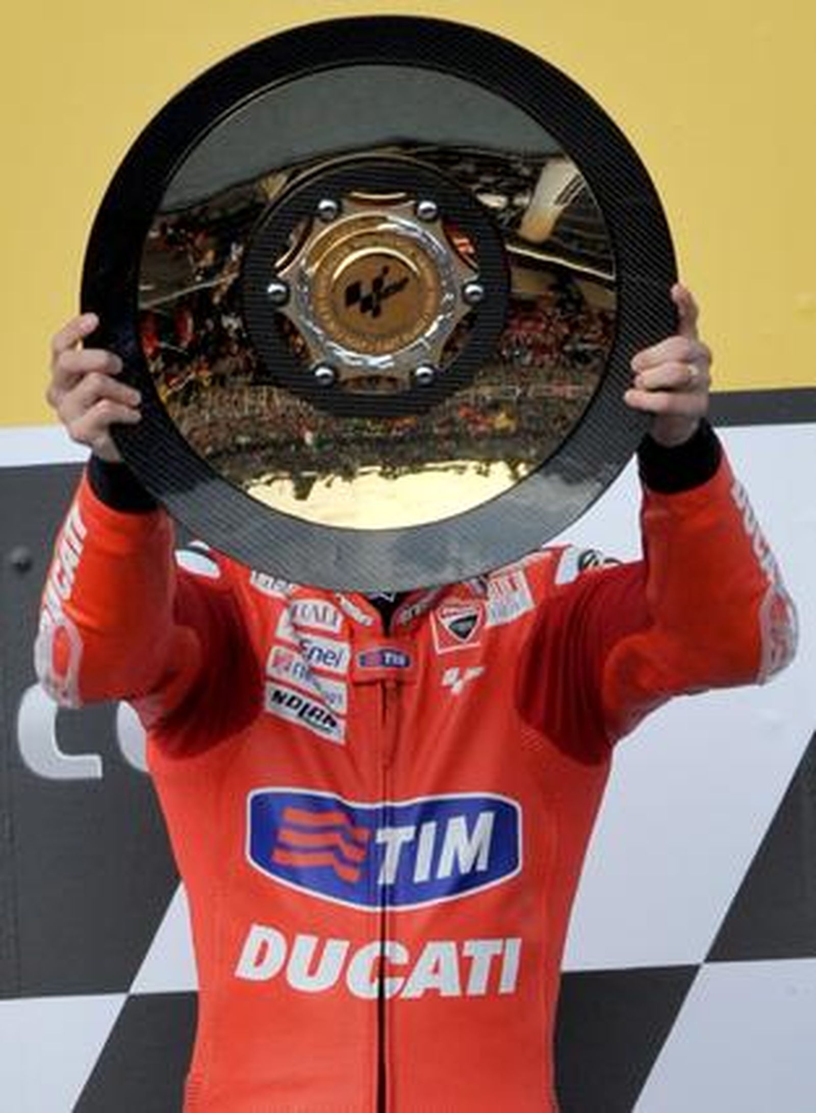 Stoner vuelve a imponer su ley en Australia y vence por delante de Lorenzo y Rossi.

Foto: EFE · AFP · Reuters