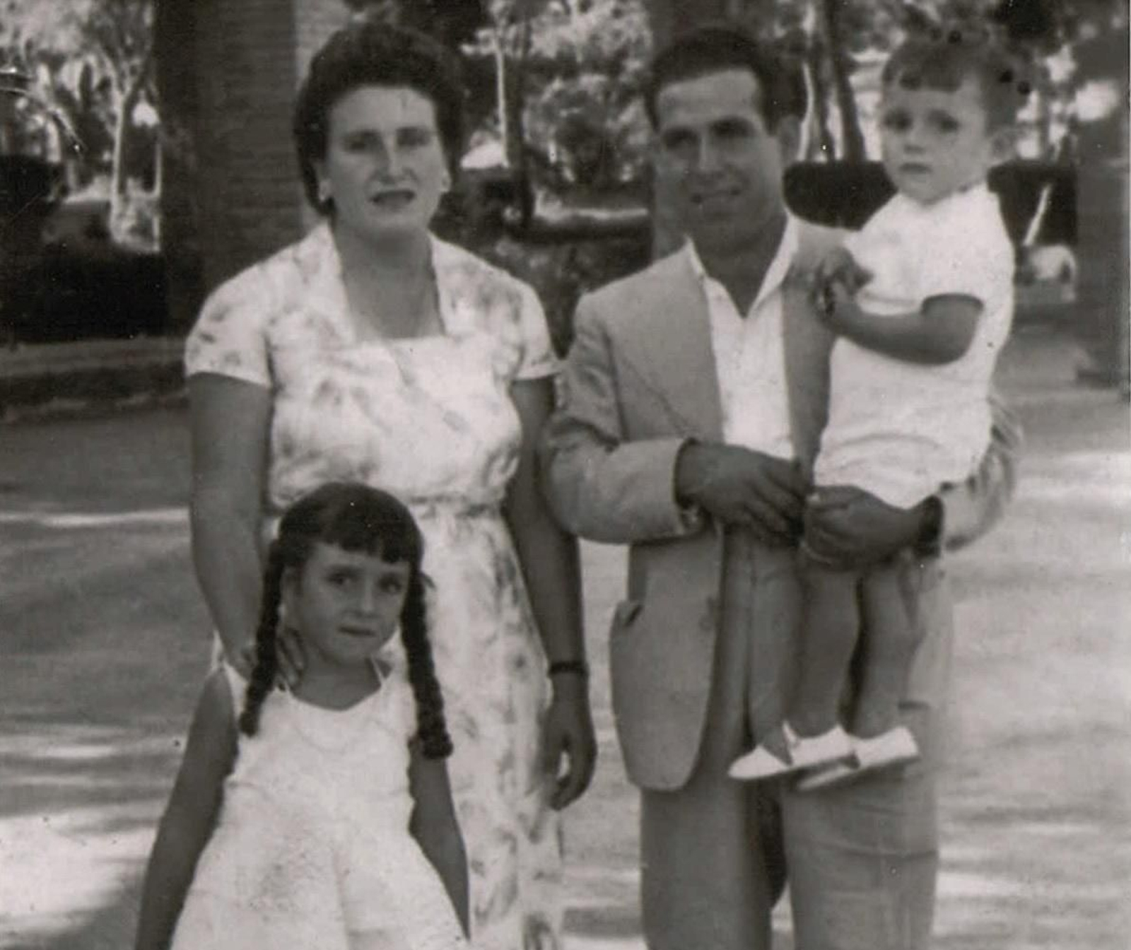 Juan José Tripiana, con dos años de edad, en brazos de Juan, su padre; junto a ellos, su madre, Rosa, y su hermana Amalia.