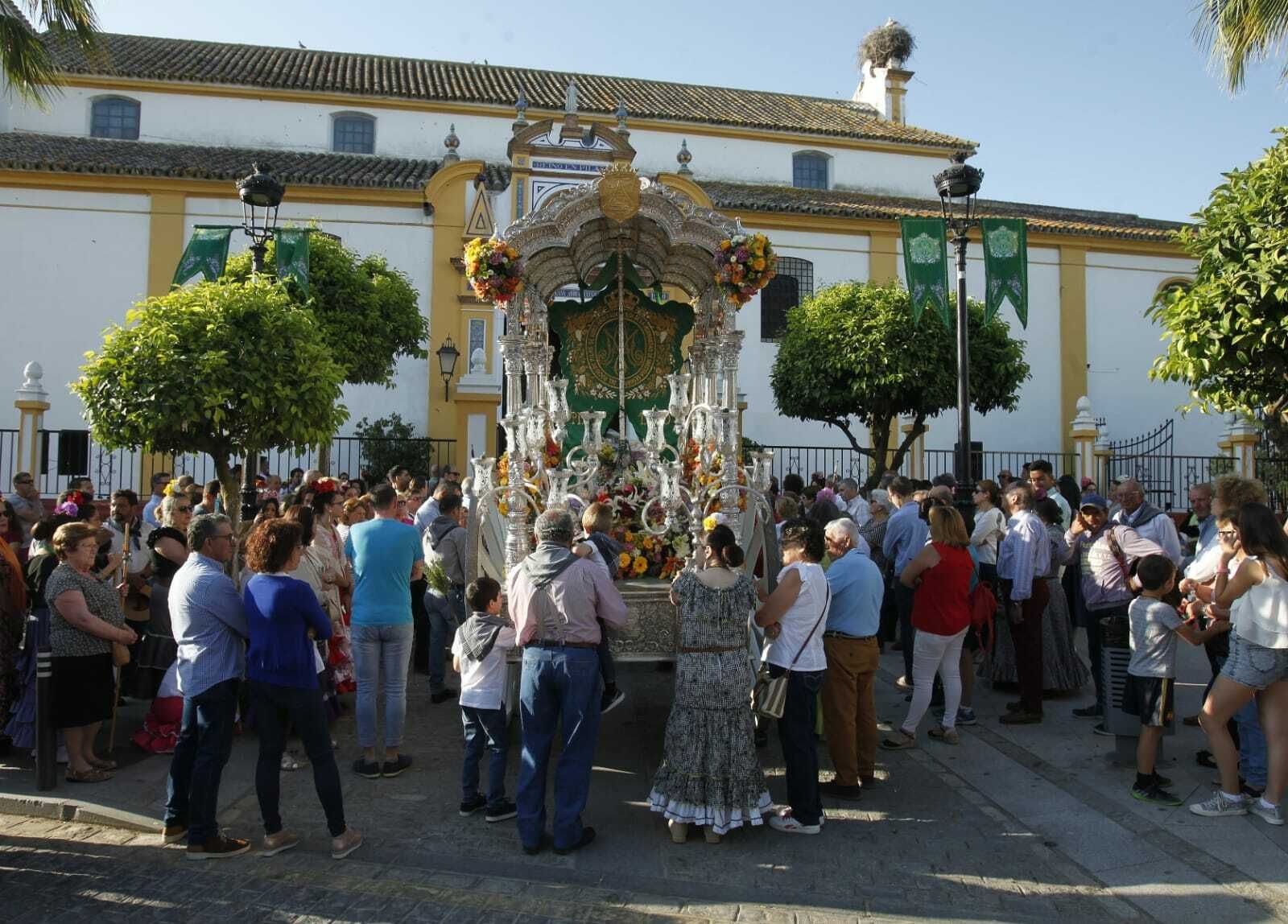 La salida de la Hermandad del Rocío de Pilas, en imágenes